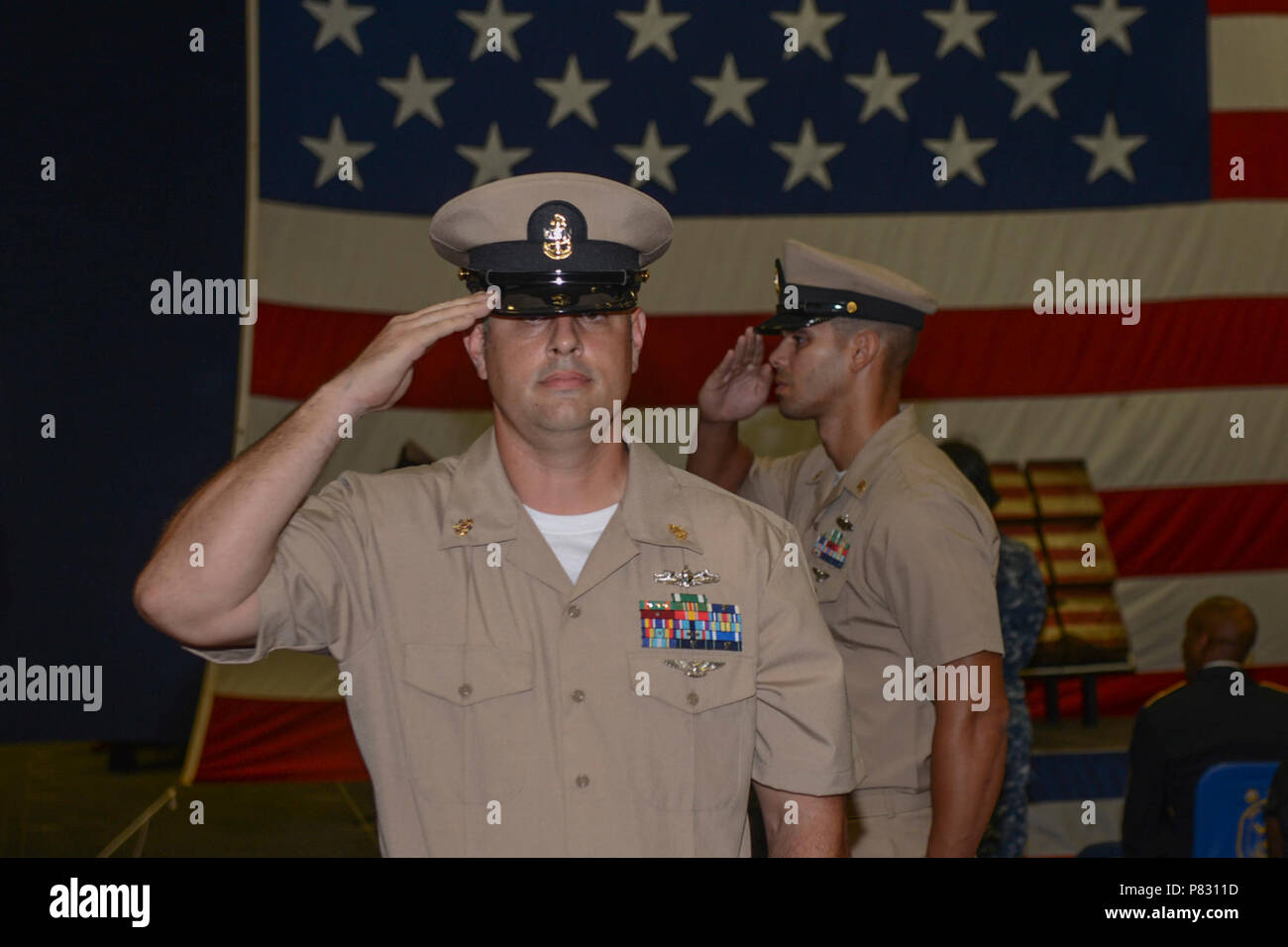 MAYPORT, Fla. (sett. 16, 2016) - Il neo-pinned Chief danni Controlman Benjamin Lieb passa attraverso il lato boys durante un chief petty officer cerimonia di pinning a bordo di assalto anfibio nave USS Iwo Jima (LHD 7). Quindici nuovi capo sottufficiali erano riposte nella parte anteriore di amici, la famiglia e l'Iwo Jima equipaggio durante la cerimonia. Foto Stock