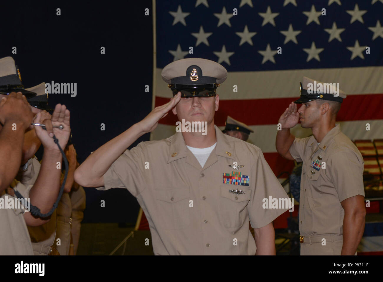 MAYPORT, Fla. (sett. 16, 2016) - Il neo-pinned Chief Aviation Ordnanceman Michael Martin passa attraverso il lato boys durante un chief petty officer cerimonia di pinning a bordo di assalto anfibio nave USS Iwo Jima (LHD 7). Quindici nuovi capo sottufficiali erano riposte nella parte anteriore di amici, la famiglia e l'Iwo Jima equipaggio durante la cerimonia. Foto Stock