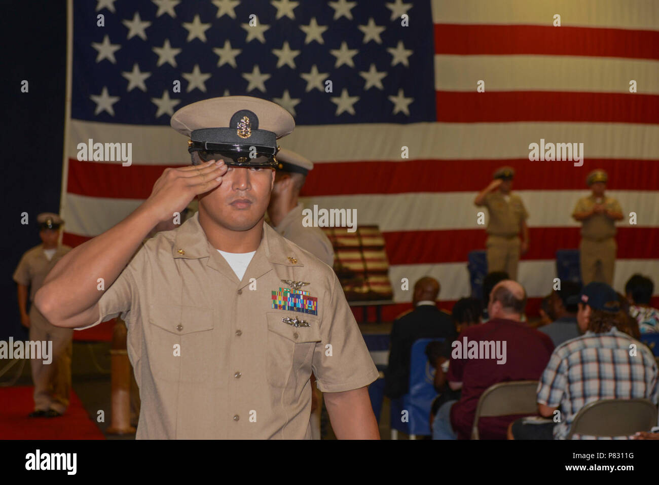 MAYPORT, Fla. (sett. 16, 2016) - Il neo-pinned Chief Aviation Electronics Technician Timoteo Perez passa attraverso il lato boys durante un chief petty officer cerimonia di pinning a bordo di assalto anfibio nave USS Iwo Jima (LHD 7). Quindici nuovi capo sottufficiali erano riposte nella parte anteriore di amici, la famiglia e l'Iwo Jima equipaggio durante la cerimonia. Foto Stock