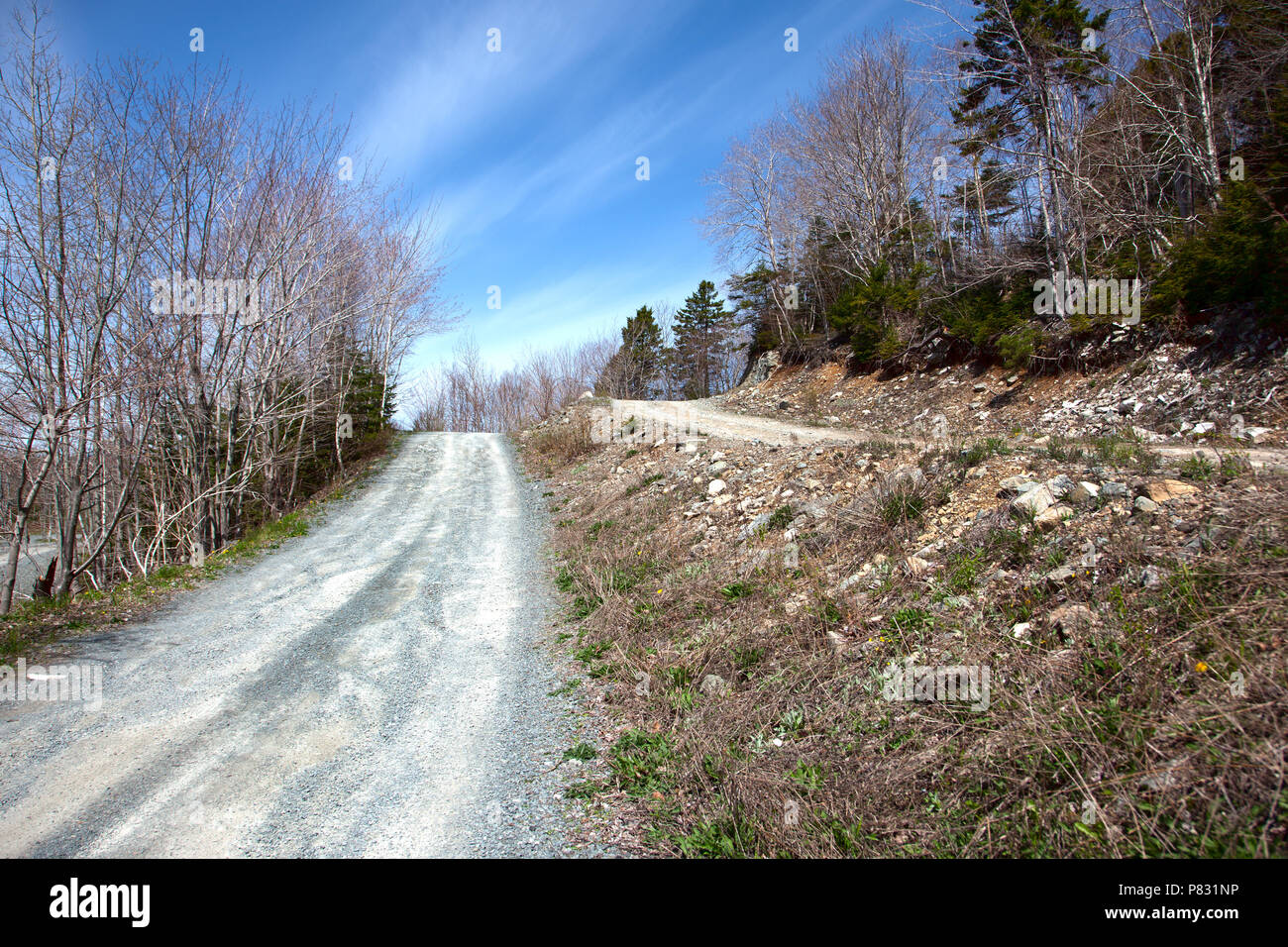 Due strade sterrate corrono paralleli, uno superiore e uno inferiore Foto Stock