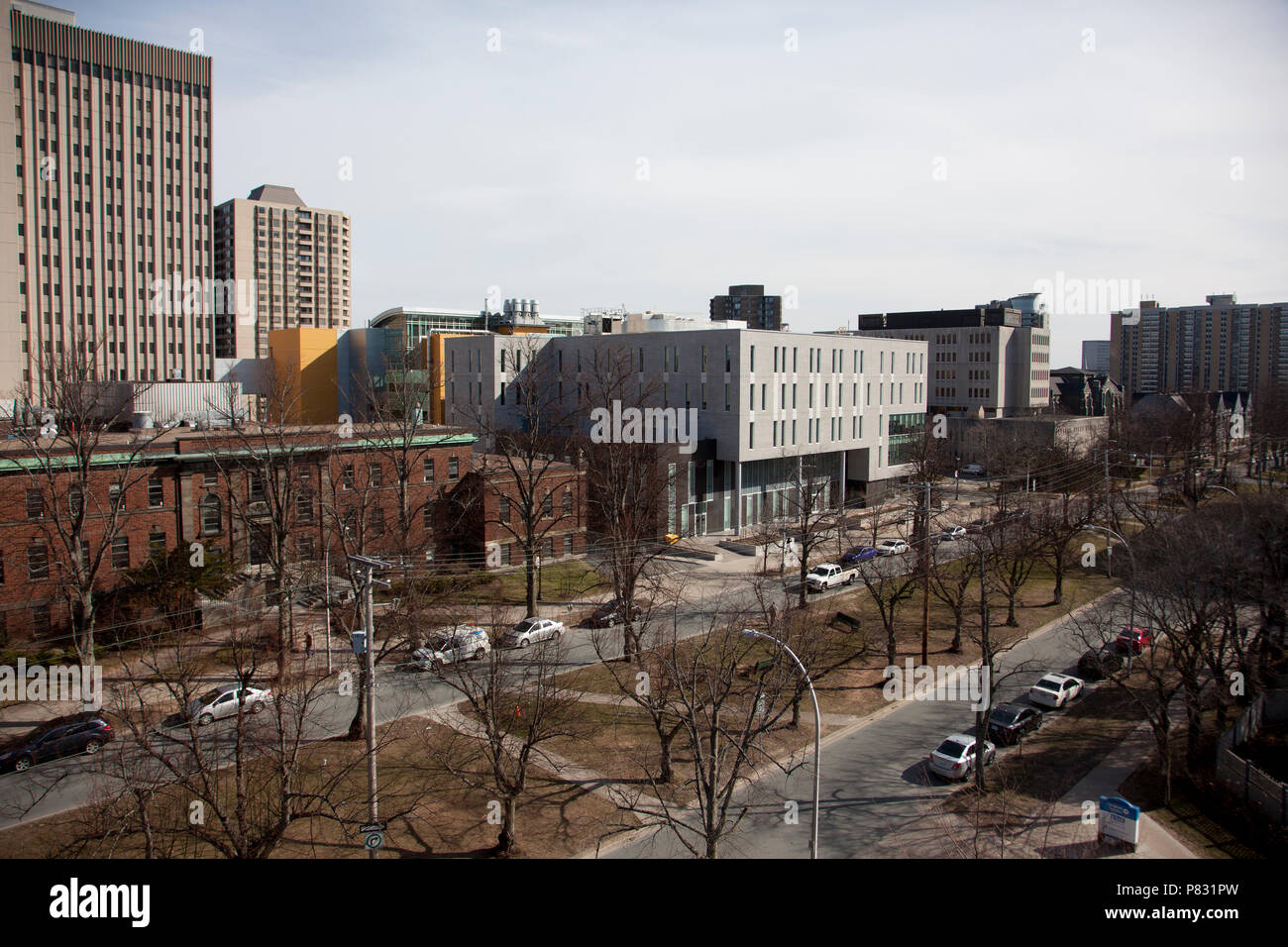 Aprile 25, 2018- Halifax, Nova Scotia: University Avenue edifici tra cui la salute di comunità, edificio Tupper e ricerca clinica degli edifici Foto Stock