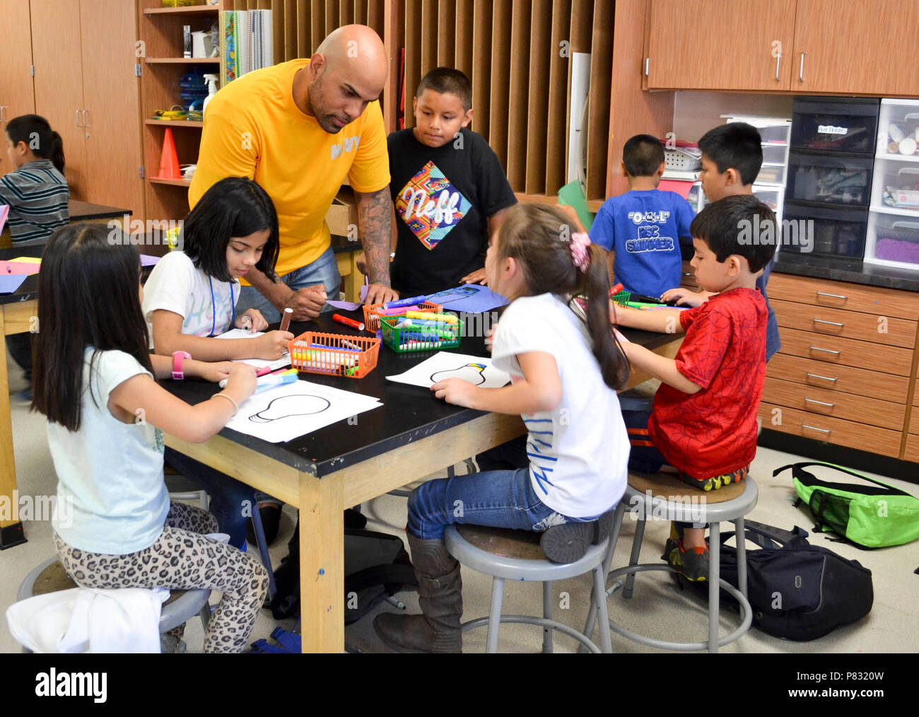 HOUSTON (ott. 18, 2016) Petty Officer 2a classe Timoteo Serrano da USS George H.W. Bussola (CVN 77) visita i bambini a Housman Club per ragazzi e ragazze di Houston Texas, durante la settimana della Marina. Navy settimane, coordinato dalla Marina Militare Ufficio di comunicazione alla comunità (NAVCO), sono progettati per dare agli americani la possibilità di apprendere la marina, la sua gente e la sua importanza per la sicurezza nazionale e la prosperità. Foto Stock