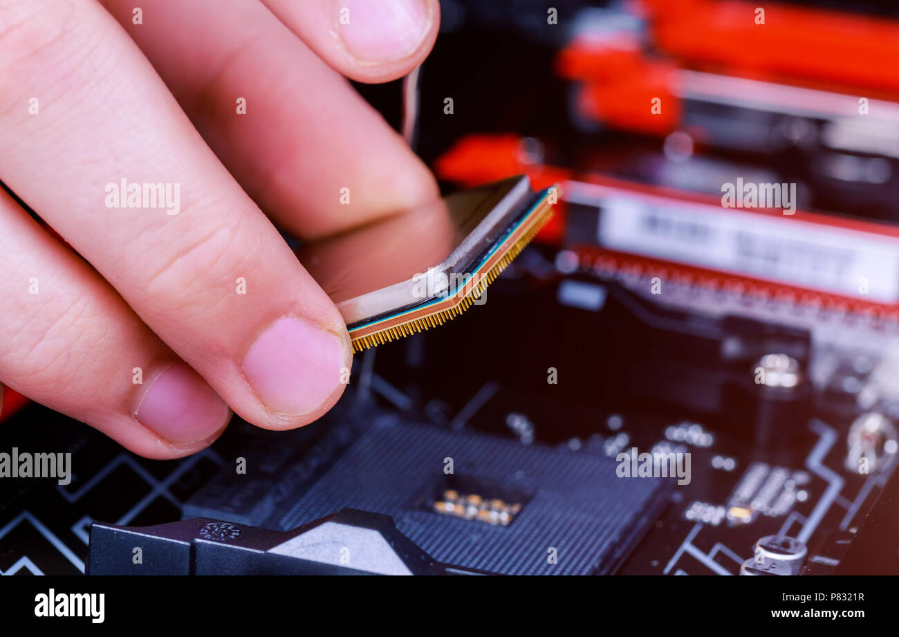 Tecnico informatico installazione di CPU nella scheda madre. Close up. installato nella scheda madre del PC. Foto Stock