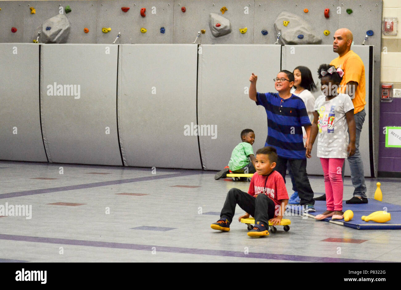HOUSTON (ott. 18, 2016) Petty Officer 2a classe Timoteo Serrano da USS George H.W. Bussola (CVN 77) gioca un gioco con i bambini a Housman Club per ragazzi e ragazze di Houston Texas, durante la settimana della Marina. Navy settimane, coordinato dalla Marina Militare Ufficio di comunicazione alla comunità (NAVCO), sono progettati per dare agli americani la possibilità di apprendere la marina, la sua gente e la sua importanza per la sicurezza nazionale e la prosperità. Foto Stock