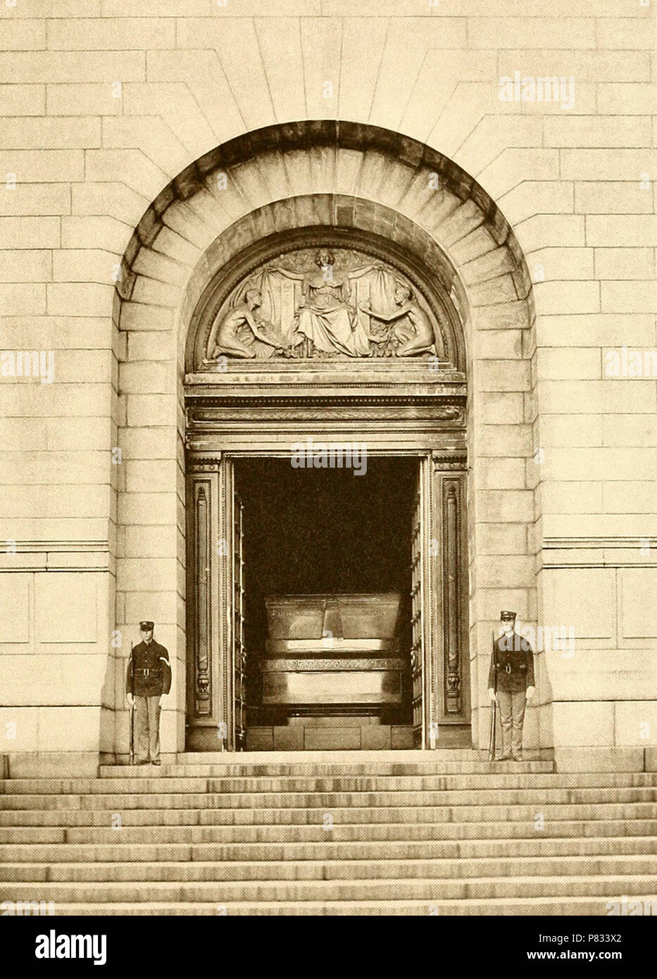 Ingresso al mausoleo - Protezioni vegliano per la dedicazione del presidente William McKinley Memorial a Canton, Ohio, Ottobre 1907 Foto Stock