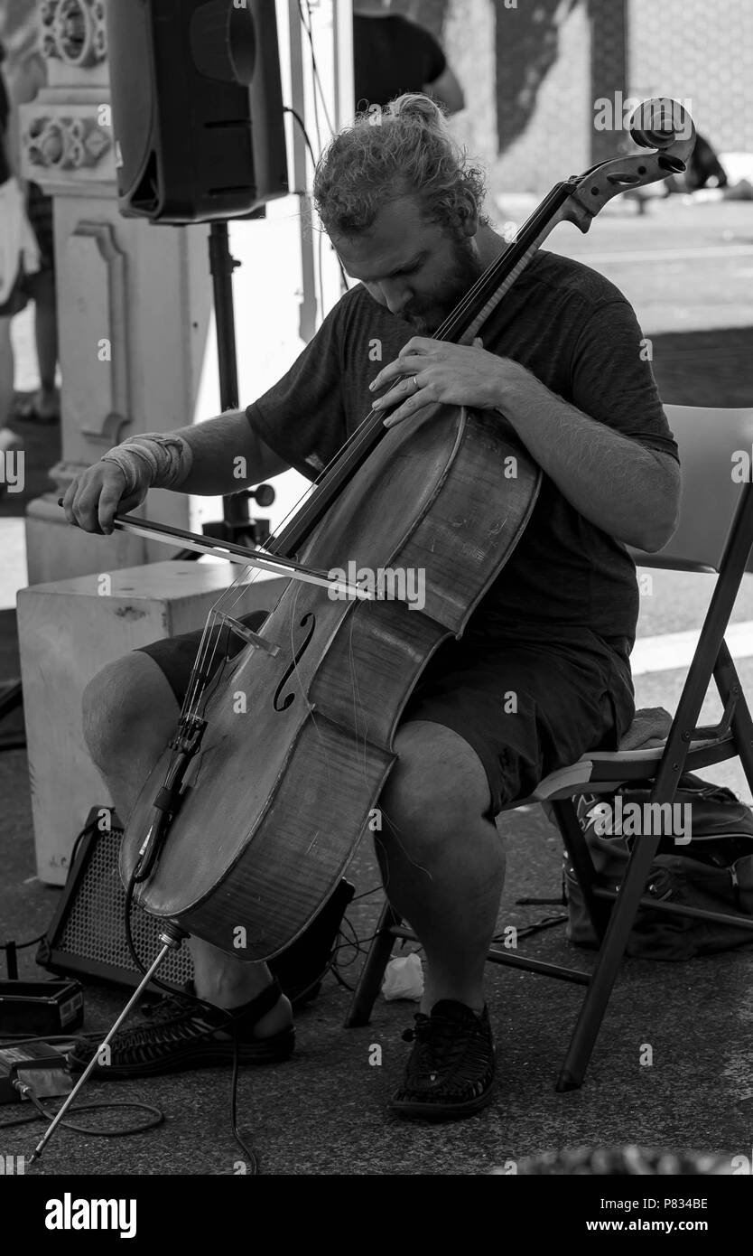 Un uomo e il suo violoncello Foto Stock