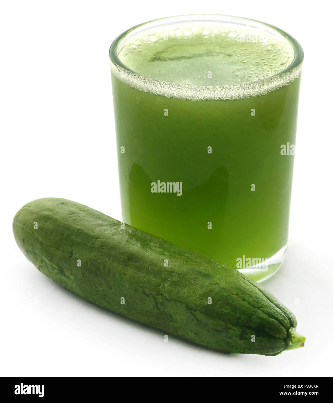 Succo Fresco di cetriolo verde su sfondo bianco Foto Stock