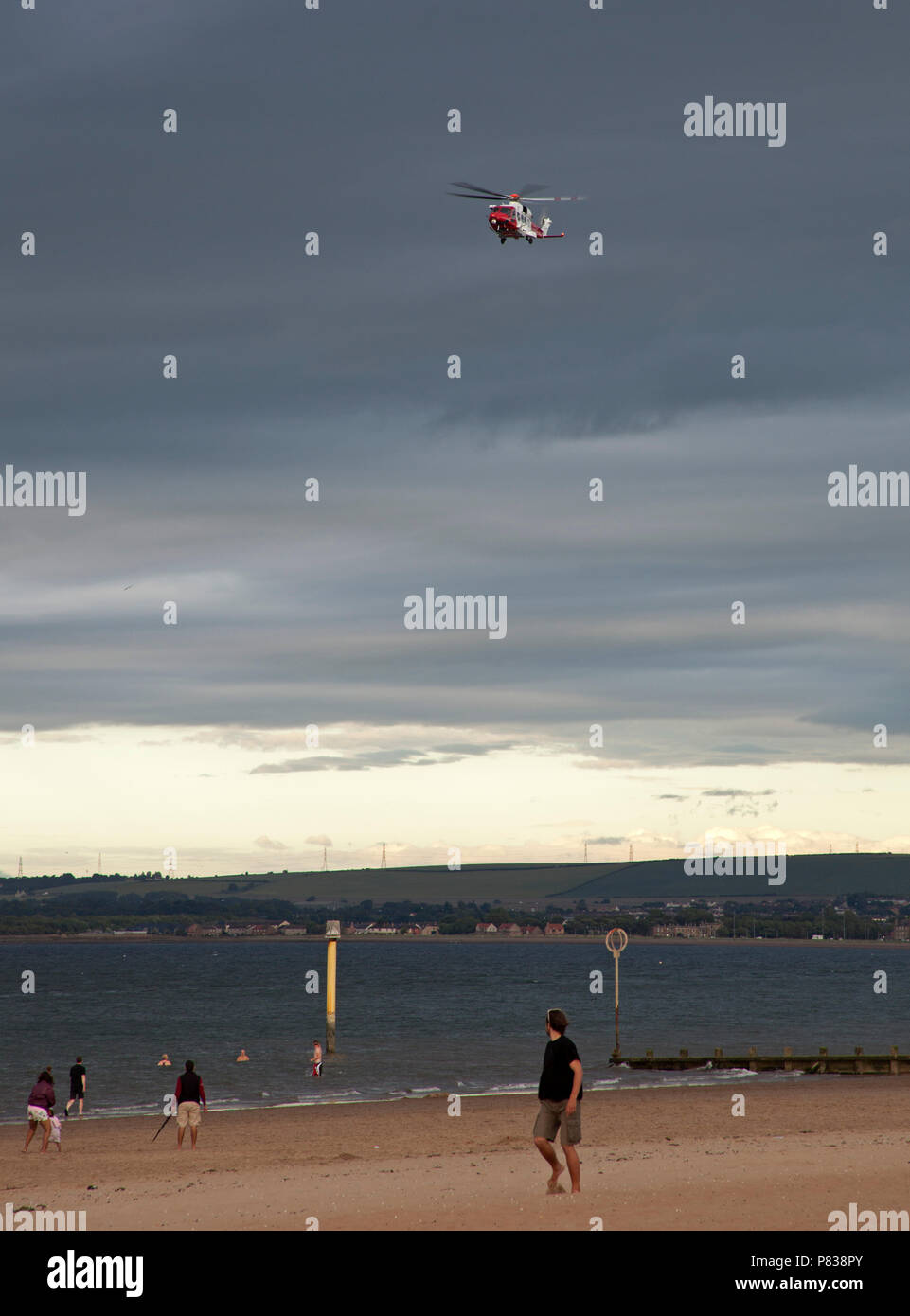 Edinburgh, Regno Unito. 08 luglio 2018. Portobello Beach, Edimburgo, Scozia, tra 7 pm e 9 pm di questa sera per la guardia costiera con quattro o più veicoli più un elicottero e una barca rinforzata conducendo una ricerca del litorale della spiaggia affollata, incidente sconosciuto Foto Stock