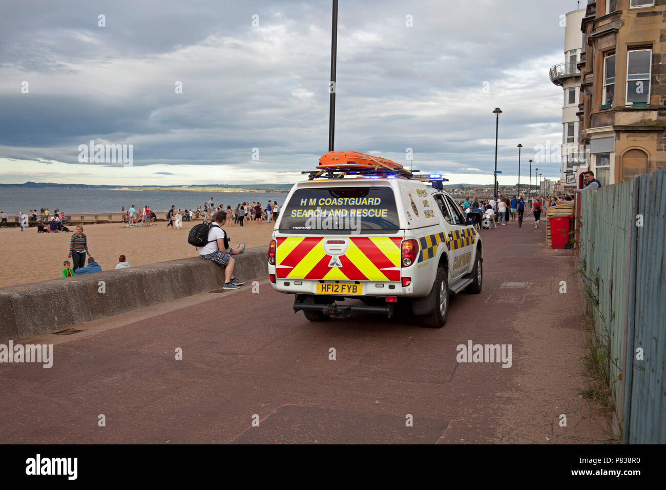Edinburgh, Regno Unito. 08 luglio 2018. Portobello Beach, Edimburgo, Scozia, tra 7 pm e 9 pm di questa sera per la guardia costiera con quattro o più veicoli più un elicottero e una barca rinforzata conducendo una ricerca del litorale della spiaggia affollata, incidente sconosciuto Foto Stock