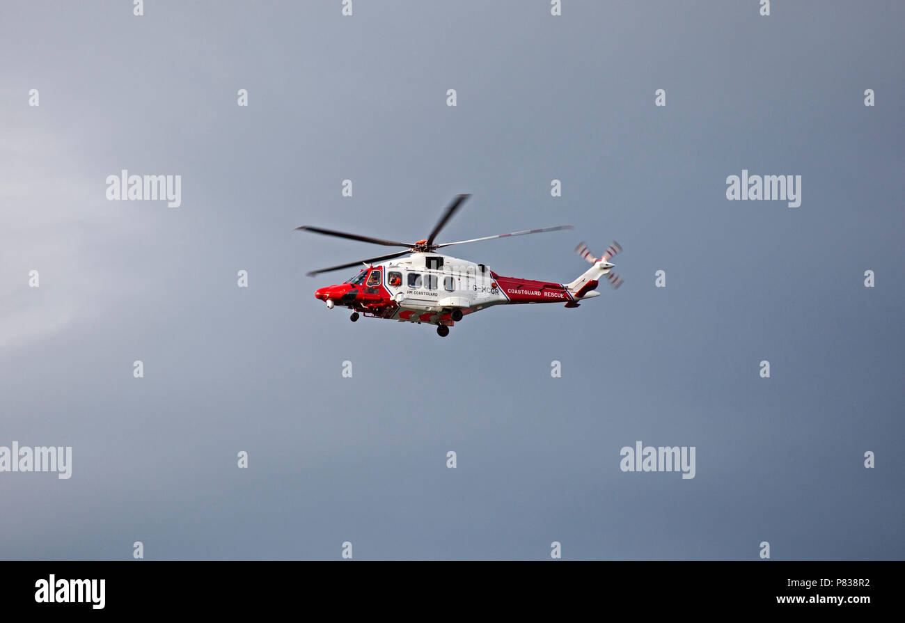 Edinburgh, Regno Unito. 08 luglio 2018. Portobello Beach, Edimburgo, Scozia, tra 7 pm e 9 pm di questa sera per la guardia costiera con quattro o più veicoli più un elicottero e una barca rinforzata conducendo una ricerca del litorale della spiaggia affollata, incidente sconosciuto Foto Stock