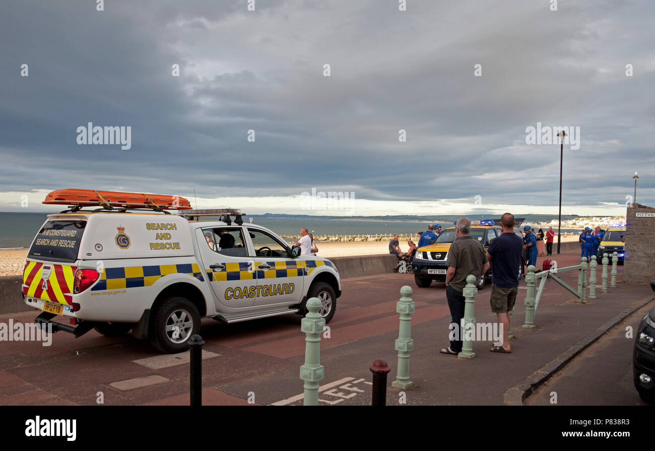 Edinburgh, Regno Unito. 08 luglio 2018. Portobello Beach, Edimburgo, Scozia, tra 7 pm e 9 pm di questa sera per la guardia costiera con quattro o più veicoli più un elicottero e una barca rinforzata conducendo una ricerca del litorale della spiaggia affollata, incidente sconosciuto Foto Stock