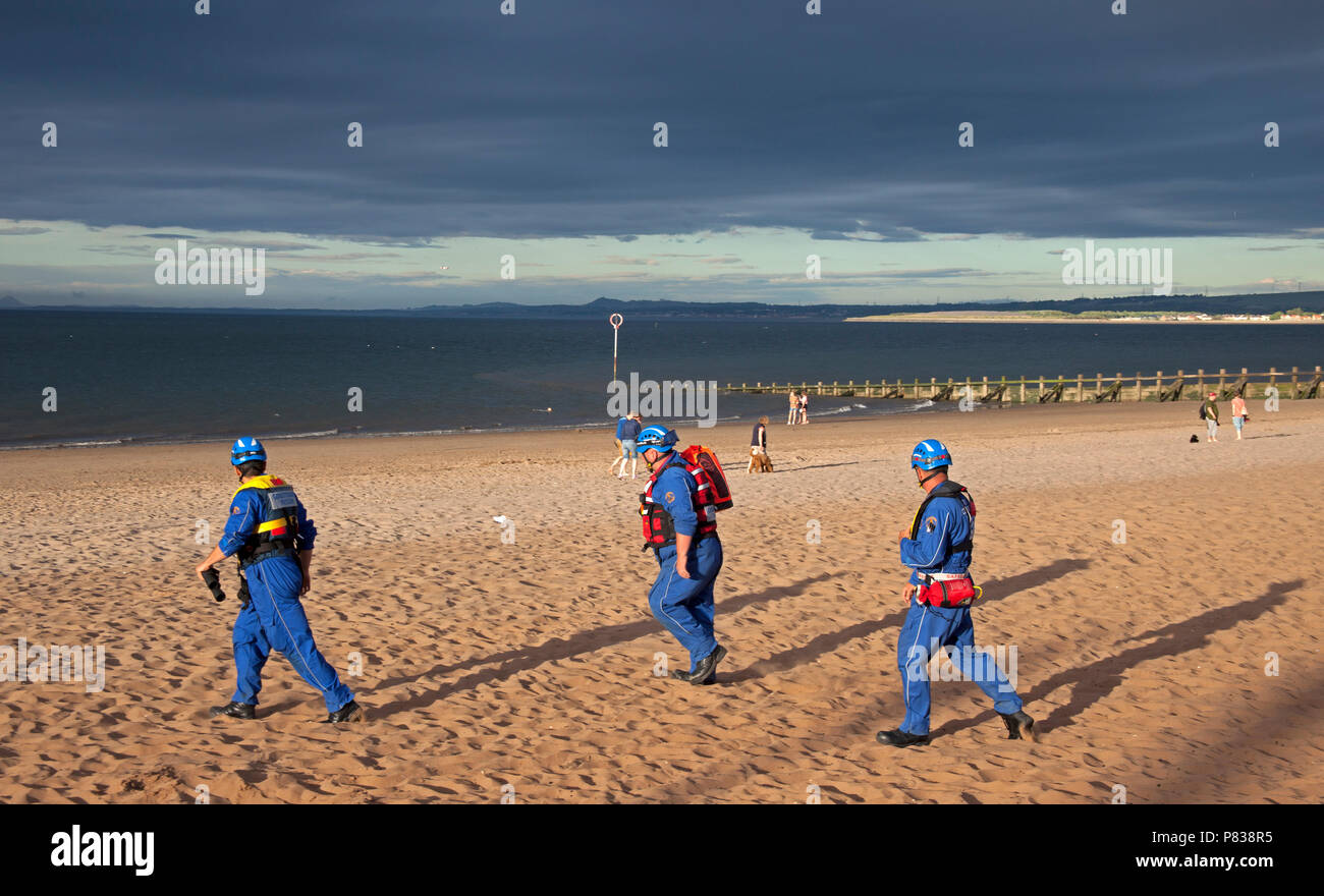Edinburgh, Regno Unito. 08 luglio 2018. Portobello Beach, Edimburgo, Scozia, tra 7 pm e 9 pm di questa sera per la guardia costiera con quattro o più veicoli più un elicottero e una barca rinforzata conducendo una ricerca del litorale della spiaggia affollata, incidente sconosciuto Foto Stock