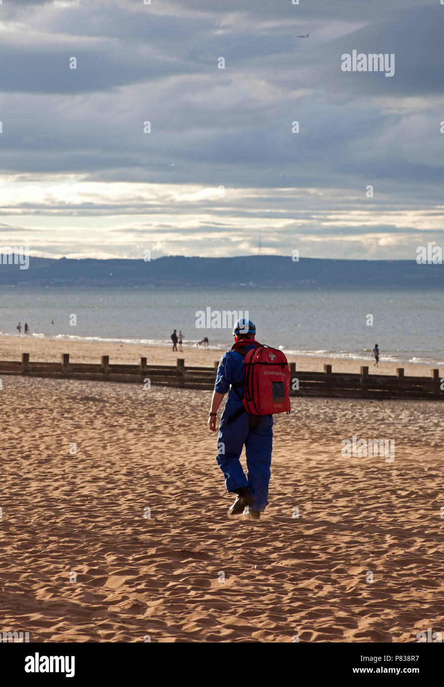 Edinburgh, Regno Unito. 08 luglio 2018. Portobello Beach, Edimburgo, Scozia, tra 7 pm e 9 pm di questa sera per la guardia costiera con quattro o più veicoli più un elicottero e una barca rinforzata conducendo una ricerca del litorale della spiaggia affollata, incidente sconosciuto Foto Stock