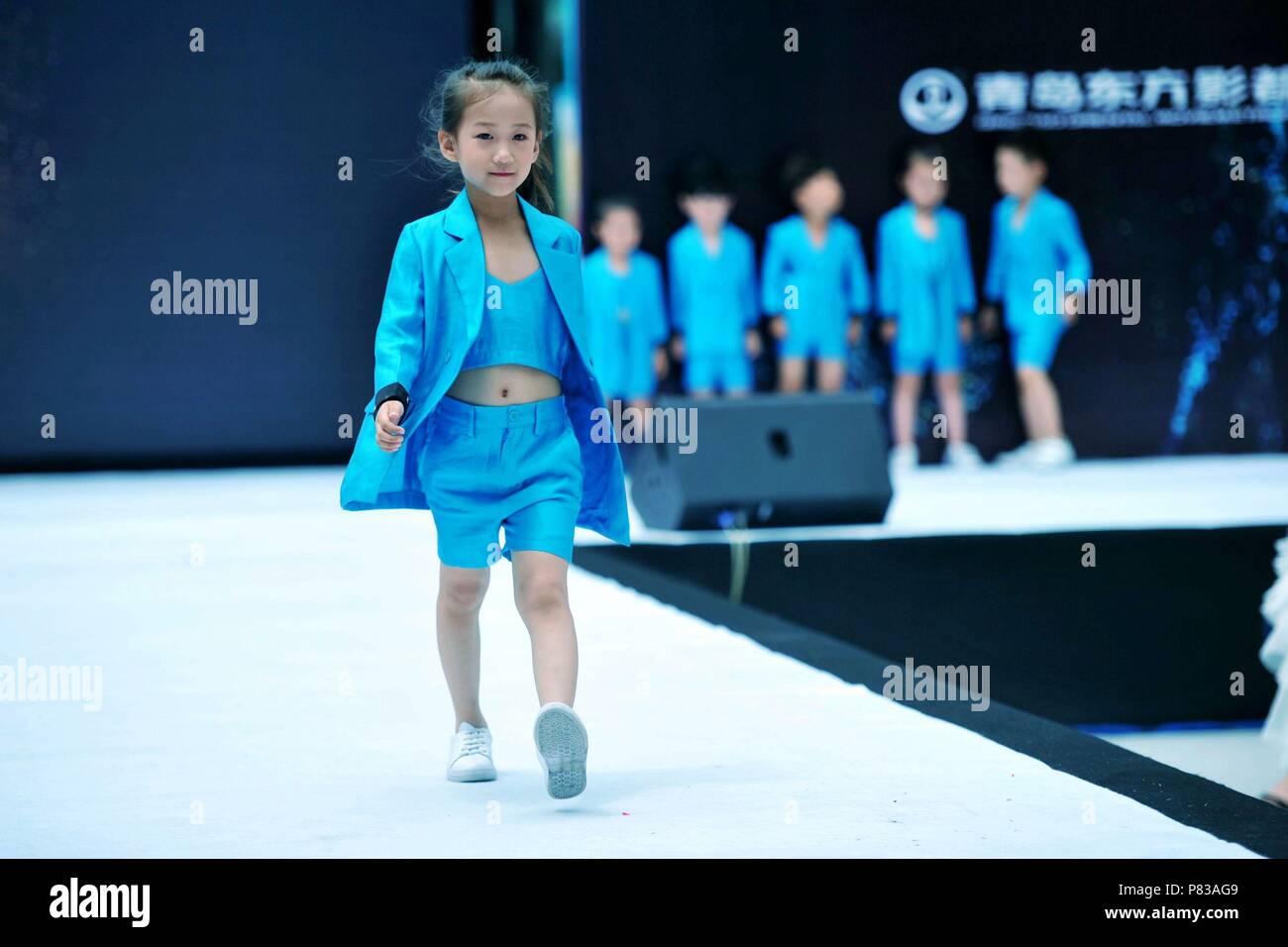 Qingdao, Qingdao, Cina. 9 Luglio, 2018. Qingdao, CINA-un kids fashion show è tenuto a Qingdao, Cina orientale della provincia di Shandong. Credito: SIPA Asia/ZUMA filo/Alamy Live News Foto Stock