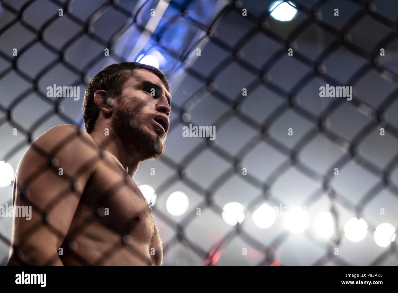 Columbia. 05 Luglio, 2018. Magomed Kerimov guarda sulla prima un welterweight lotta contro Herman Terrado (non mostrato) al Charles E. Smith Center presso la George Washington University di Washington, il Distretto di Columbia. Scott Taetsch/CSM/Alamy Live News Foto Stock