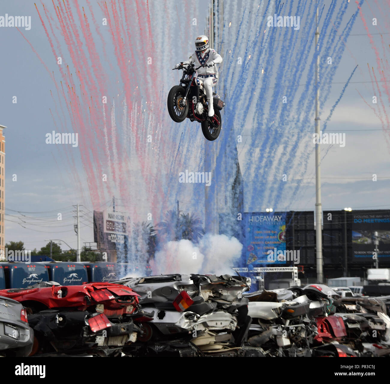 7-8-18. Las Vegas NV. X-Games rider Travis Pastrana fa il suo primo salto di 52 auto a 120 piedi Domenica. Per celebrare l'eredità di Evel Knievel cercando di superare tre di Knievel è più iconico salti. Il primo salto è 52 auto a 120 piedi, 2° jump è 16 autobus Greyhound a 155 piedi e l'ultimo è il famoso casinò di Parigi fontane 141 piedi. Pastrana cercherà di superare Knievel's 50 frantumato record auto così come il suo bus 14 record da saltare 16 autobus Greyhound (situato dietro il Planet Hollywood Resort & Casino, Paris Las Vegas e al Bally's Las Vegas). Quindi Pastrana cappuccio sarà la notte del Foto Stock