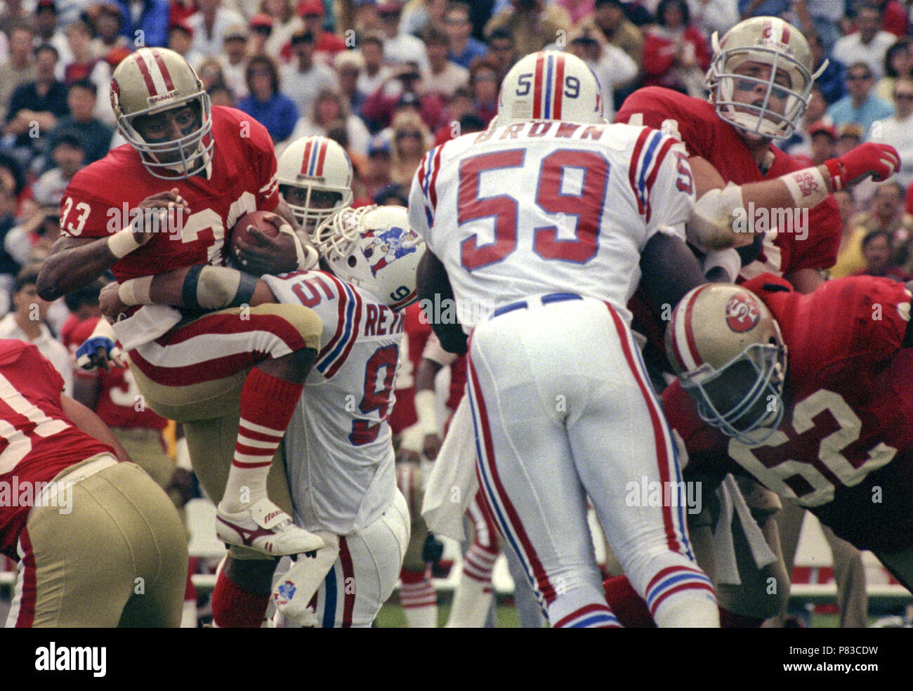 Stanford, in California, Stati Uniti d'America. 22 ottobre, 1989. San Francisco 49ers vs New England Patriots presso la Stanford Stadium domenica 22 ottobre, 1989. 49ers battere i patrioti 37-20. 49er running back Roger Craig (33) tenta di rompere con i patrioti linebacker ed Reynolds: credito al Golub/ZUMA filo/Alamy Live News Foto Stock