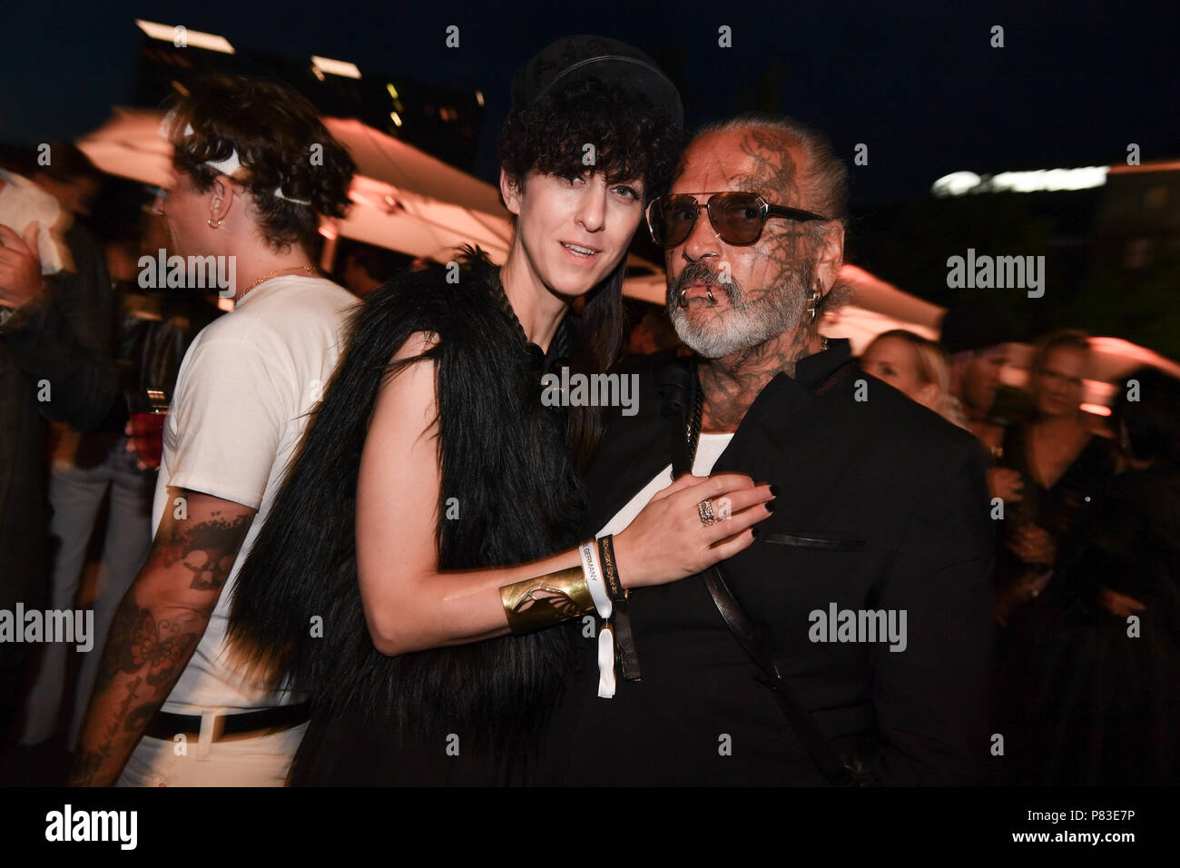 05.07.2018, Berlin: Designer Perbandt Ester e Sven Marquardt celebrare sulla pagina per lo styling della etichetta Michalsky nel Tempodrom. Alla Settimana della moda di Berlino le collezioni primavera/estate 2019 sarà presentato. Foto: Jens Kalaene/dpa immagine centrale/dpa | Utilizzo di tutto il mondo Foto Stock