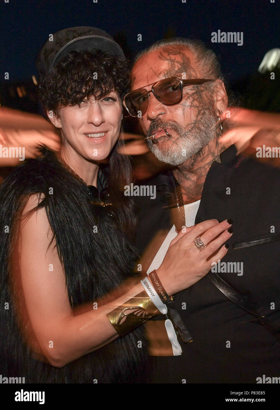 05.07.2018, Berlin: Designer Perbandt Ester e Sven Marquardt celebrare sulla pagina per lo styling della etichetta Michalsky nel Tempodrom. Alla Settimana della moda di Berlino le collezioni primavera/estate 2019 sarà presentato. Foto: Jens Kalaene/dpa immagine centrale/dpa | Utilizzo di tutto il mondo Foto Stock