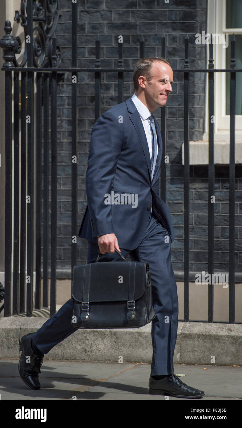 A Downing Street, Londra, Regno Unito. 9 Luglio, 2018. Dominic Raab lascia 10 Downing Street dopo essere stato nominato nuovo Segretario di Stato per la chiusura dell'Unione europea a seguito delle dimissioni di mezzanotte di David Davis e le successive dimissioni di Boris Johnson come Segretario di Stato per gli affari esteri. Credito: Malcolm Park/Alamy Live News. Foto Stock