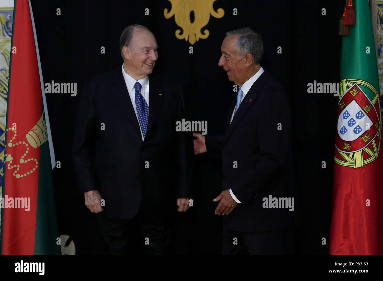 Lisbona, Portogallo. 9 Luglio, 2018. Il Portogallo Presidente Marcelo Rebelo de Sousa (R ) accoglie favorevolmente il principe Karim Aga Khan IV nel corso di una visita ufficiale presso il palazzo di Belem a Lisbona, Portogallo, il 9 luglio 2018. Il principe Karim Aga Khan IV, sarà a Lisbona fino al luglio 12 per chiudere il diamante celebrazioni giubilari della sua leadership come Imam della Shia Ismaili Nizari comunità musulmana. Credito: Pedro Fiuza/ZUMA filo/Alamy Live News Foto Stock