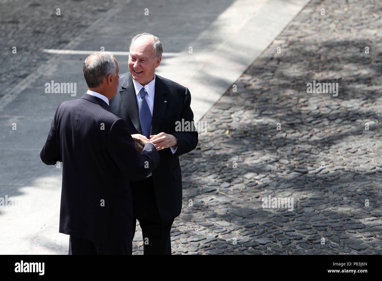 Lisbona, Portogallo. 9 Luglio, 2018. Il Portogallo Presidente Marcelo Rebelo de Sousa (L) accoglie favorevolmente il principe Karim Aga Khan IV nel corso di una visita ufficiale presso il palazzo di Belem a Lisbona, Portogallo, il 9 luglio 2018. Il principe Karim Aga Khan IV, sarà a Lisbona fino al luglio 12 per chiudere il diamante celebrazioni giubilari della sua leadership come Imam della Shia Ismaili Nizari comunità musulmana. Credito: Pedro Fiuza/ZUMA filo/Alamy Live News Foto Stock