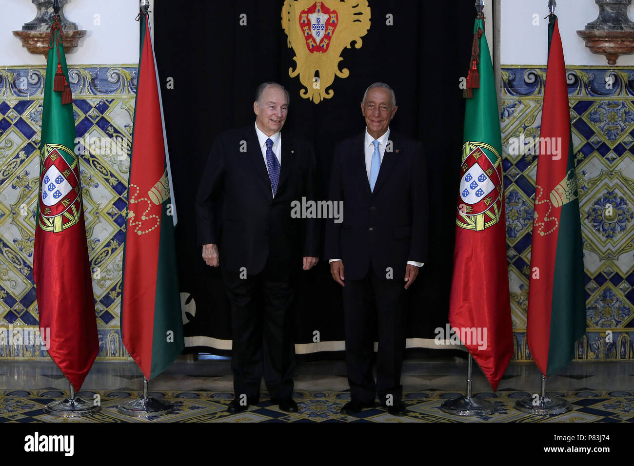 Lisbona, Portogallo. 9 Luglio, 2018. Il Portogallo Presidente Marcelo Rebelo de Sousa (R ) e il principe Karim Aga Khan IV posano per una foto in occasione di una visita ufficiale presso il palazzo di Belem a Lisbona, Portogallo, il 9 luglio 2018. Il principe Karim Aga Khan IV, sarà a Lisbona fino al luglio 12 per chiudere il diamante celebrazioni giubilari della sua leadership come Imam della Shia Ismaili Nizari comunità musulmana. Credito: Pedro Fiuza/ZUMA filo/Alamy Live News Foto Stock