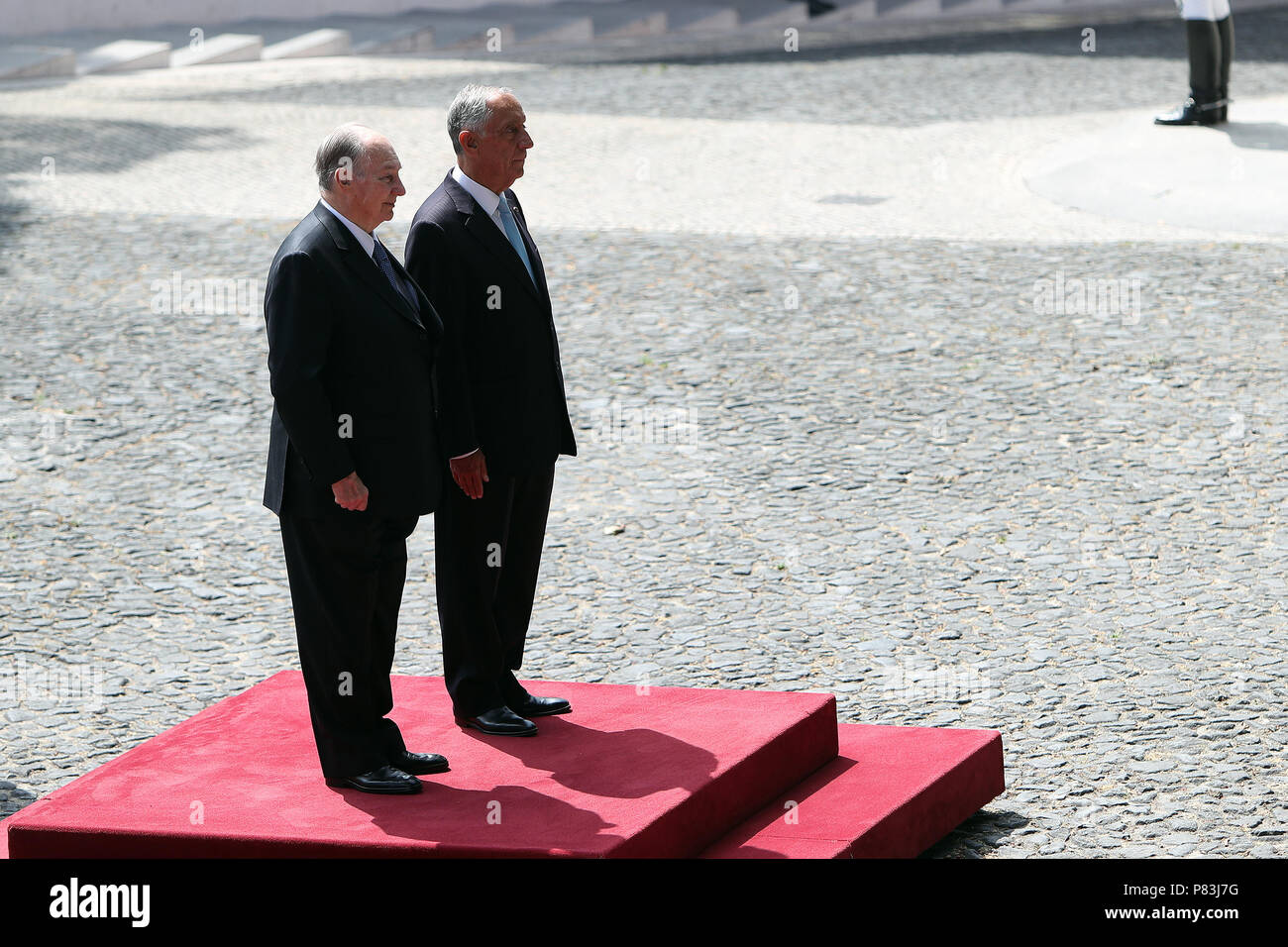 Lisbona, Portogallo. 9 Luglio, 2018. Il Portogallo Presidente Marcelo Rebelo de Sousa (R ) e il principe Karim Aga Khan IV ascolta inni nazionali nel corso di una visita ufficiale presso il palazzo di Belem a Lisbona, Portogallo, il 9 luglio 2018. Il principe Karim Aga Khan IV, sarà a Lisbona fino al luglio 12 per chiudere il diamante celebrazioni giubilari della sua leadership come Imam della Shia Ismaili Nizari comunità musulmana. Credito: Pedro Fiuza/ZUMA filo/Alamy Live News Foto Stock