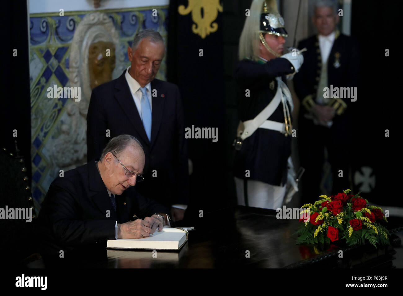 Lisbona, Portogallo. 9 Luglio, 2018. Il Portogallo Presidente Marcelo Rebelo de Sousa guarda al principe Karim Aga Khan IV come lui firma l'onore libro durante una visita ufficiale presso il palazzo di Belem a Lisbona, Portogallo, il 9 luglio 2018. Il principe Karim Aga Khan IV, sarà a Lisbona fino al luglio 12 per chiudere il diamante celebrazioni giubilari della sua leadership come Imam della Shia Ismaili Nizari comunità musulmana. Credito: Pedro Fiuza/ZUMA filo/Alamy Live News Foto Stock