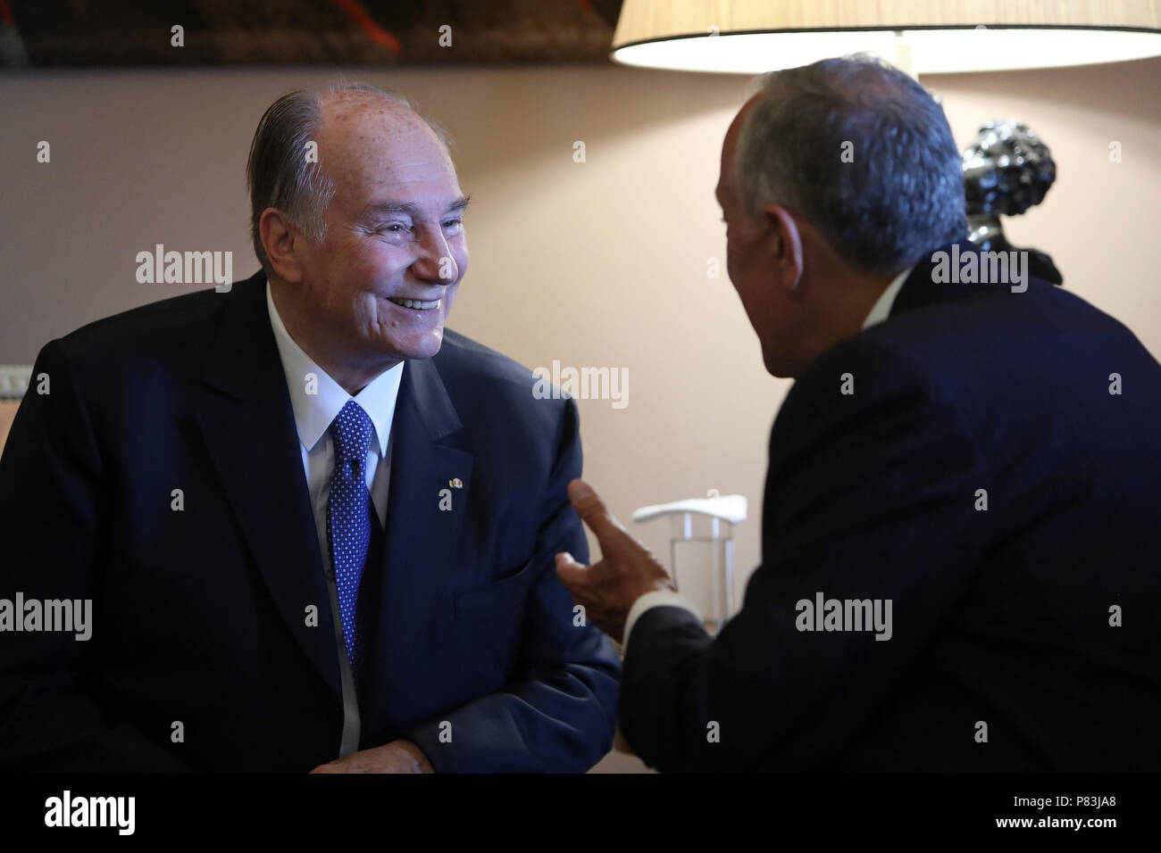 Lisbona, Portogallo. 9 Luglio, 2018. Il Portogallo Presidente Marcelo Rebelo de Sousa (R ) chat con il principe Karim Aga Khan IV nel corso di una visita ufficiale presso il palazzo di Belem a Lisbona, Portogallo, il 9 luglio 2018. Il principe Karim Aga Khan IV, sarà a Lisbona fino al luglio 12 per chiudere il diamante celebrazioni giubilari della sua leadership come Imam della Shia Ismaili Nizari comunità musulmana. Credito: Pedro Fiuza/ZUMA filo/Alamy Live News Foto Stock