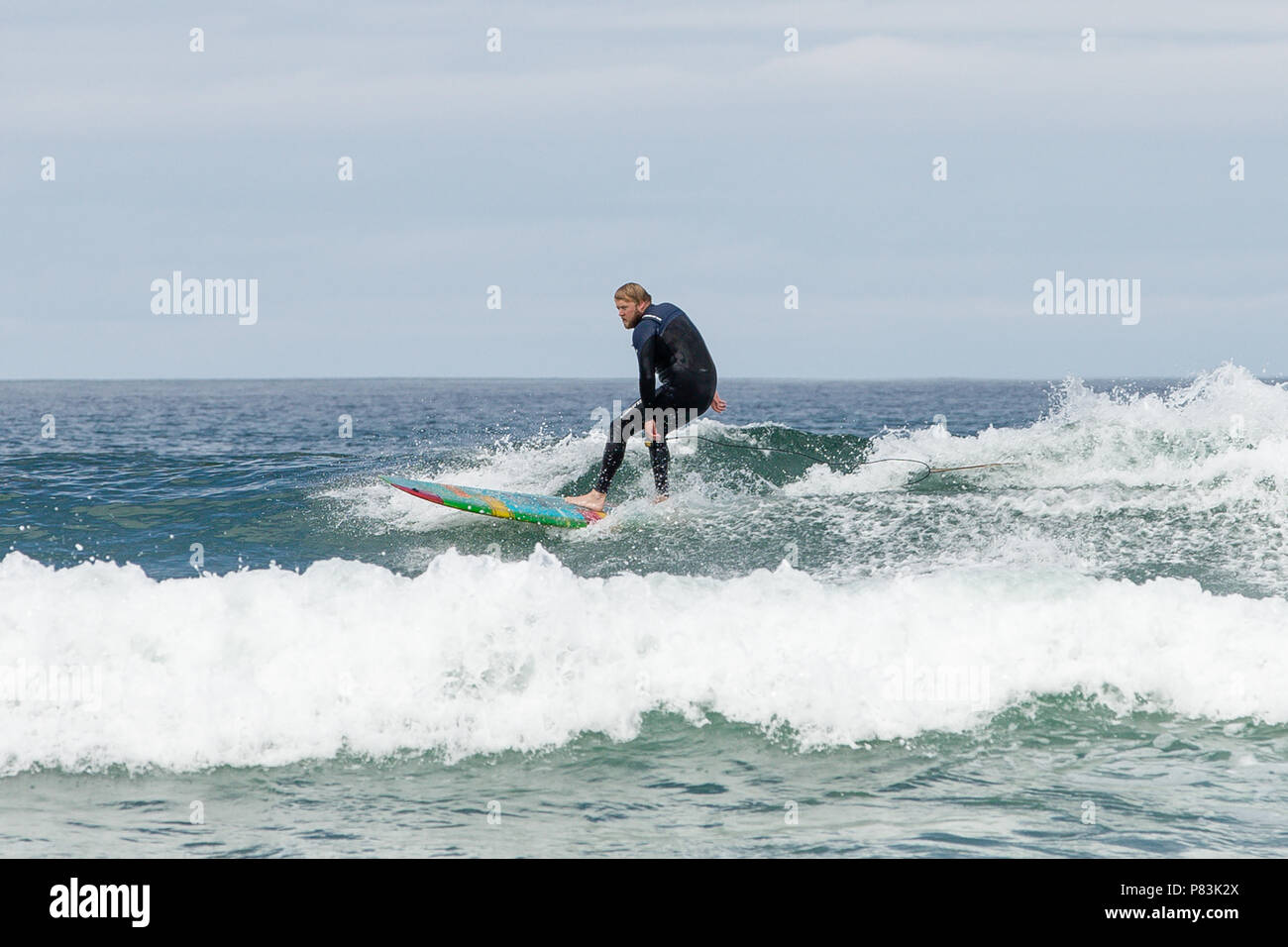 Strandhill, Sligo, Irlanda. 8 Luglio, 2018. Surfers godendo della grande meteo e Atlantic Waves surf in Strandhill nella contea di Sligo - uno dei posti migliori in Europa per il surf. Credito: Michael Grubka/Alamy Live News Foto Stock