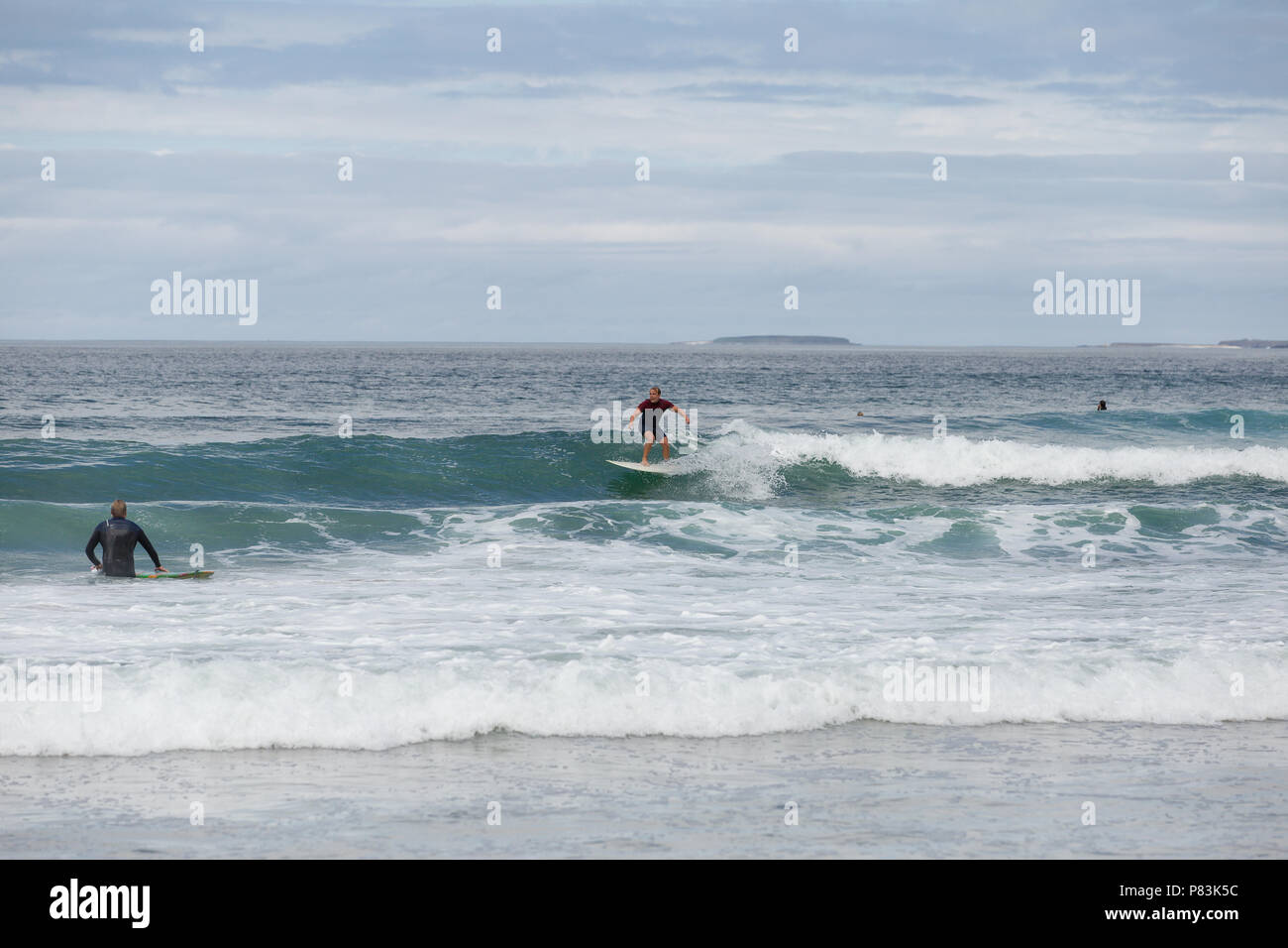 Strandhill, Sligo, Irlanda. 8 Luglio, 2018. Surfers godendo della grande meteo e Atlantic Waves surf in Strandhill nella contea di Sligo - uno dei posti migliori in Europa per il surf. Credito: Michael Grubka/Alamy Live News Foto Stock