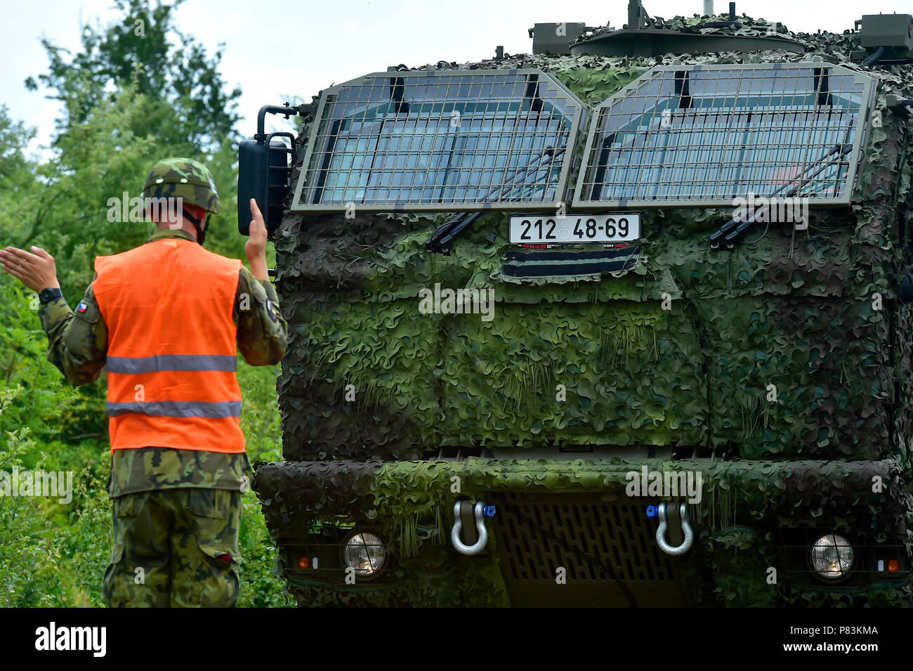 Podborany, Repubblica Ceca. 9 Luglio, 2018. Soldati ceca che stanno per entrare a far parte dei Baltici missione all interno della NATO rafforzata presenza in avanti (EFP) Missione in Lituania, caricare i loro veicoli militari sui carri a Podborany, Repubblica Ceca, lunedì 9 luglio 2018. Credito: Ondrej Hajek/CTK foto/Alamy Live News Foto Stock