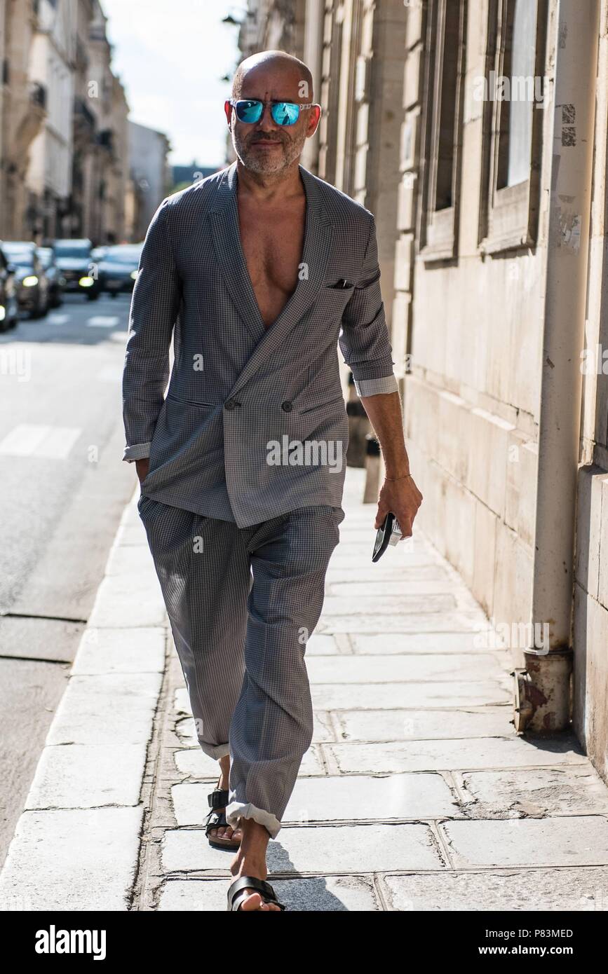 Un elegante showgoer arrivando sulla strada prima della pista di atterraggio di Armani visualizza durante la Haute Couture della settimana della moda di Parigi - 3 Luglio 2018 - Foto: Pista Manhattan * * per solo uso editoriale** | Verwendung weltweit Foto Stock