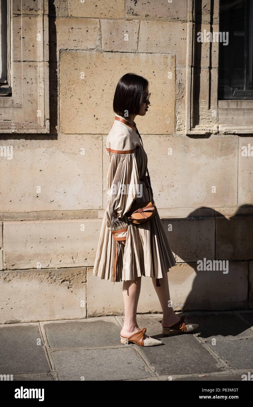 Un elegante showgoer arrivando sulla strada prima della pista di atterraggio di Armani visualizza durante la Haute Couture della settimana della moda di Parigi - 3 Luglio 2018 - Foto: Pista Manhattan * * per solo uso editoriale** | Verwendung weltweit Foto Stock