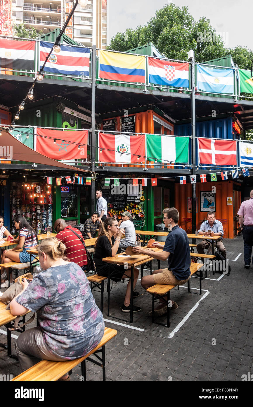 I clienti a mangiare le opere d'arte, un collettivo di posti in cui mangiare e le aziende di piccole dimensioni che operano al di fuori di vecchi contenitori di spedizione; Elephant and Castle, Foto Stock