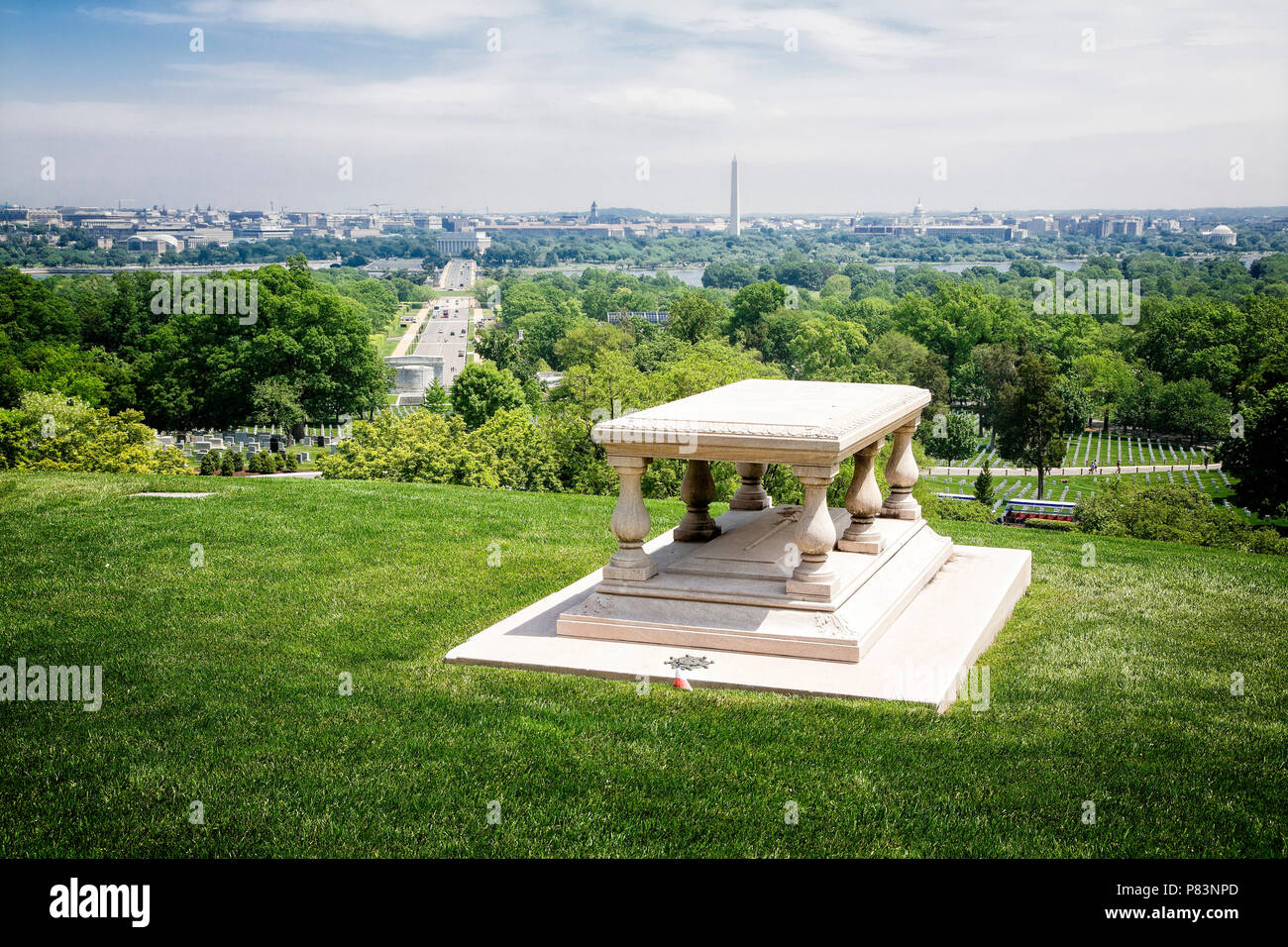 Al Cimitero Nazionale di Arlington si affaccia su Washington DC con il Monumento a Washington e il Capitol edifici, Arlington, Virginia. Foto Stock