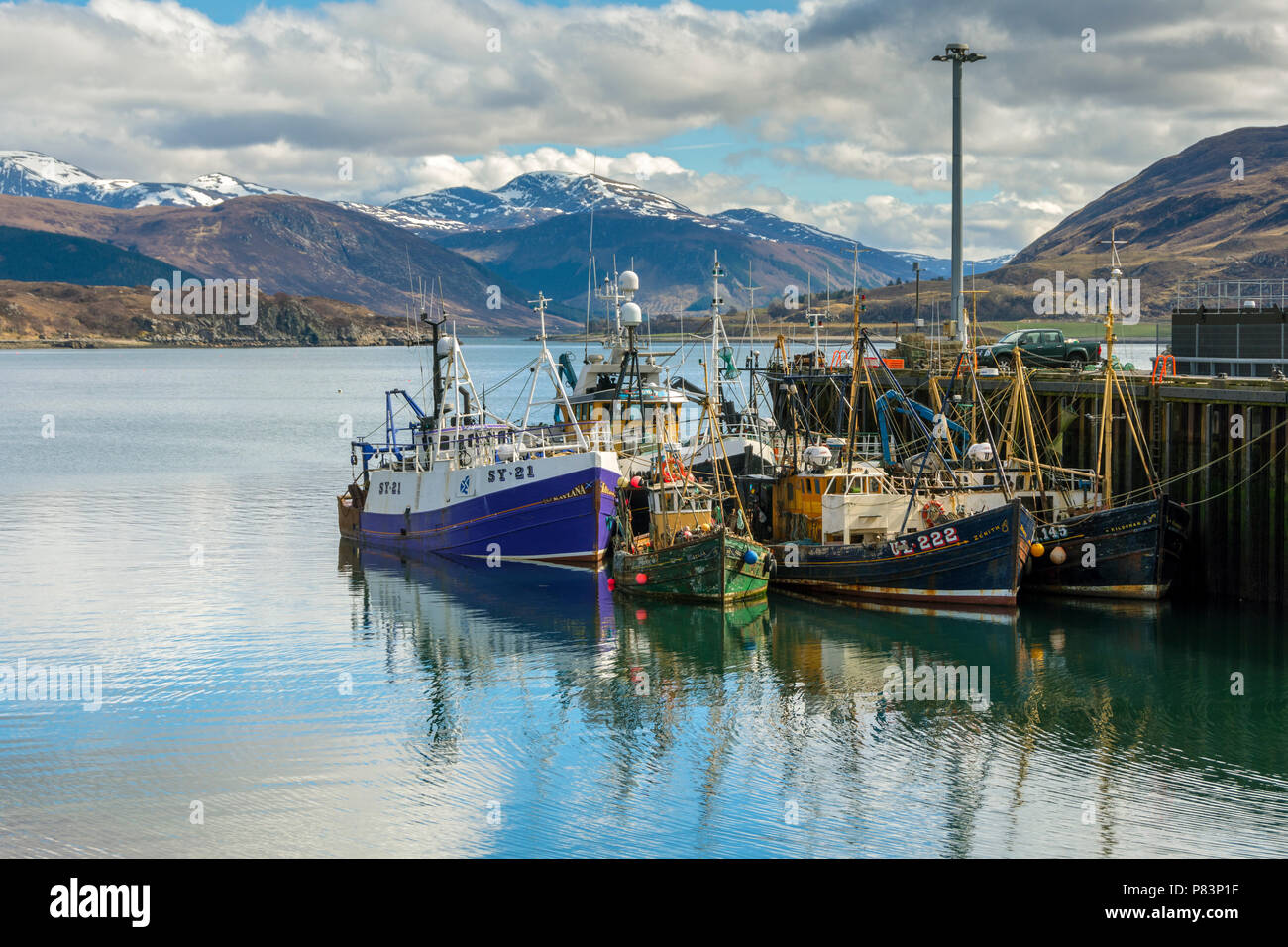 Barche da pesca in porto a Ullapool sul Loch scopa con la Beinn Dearg mountain range dietro. Ullapool, Sutherland, Scotland, Regno Unito Foto Stock