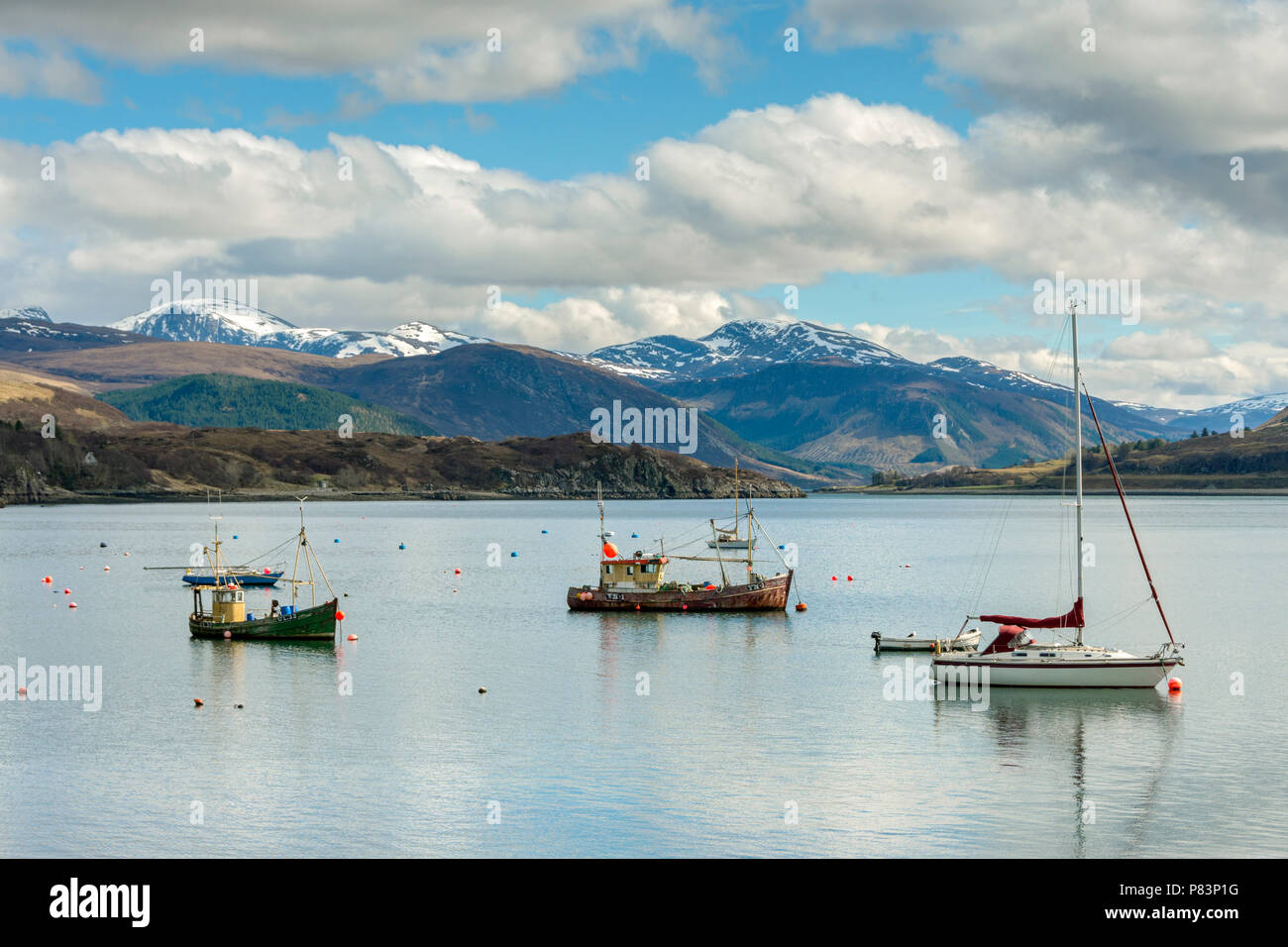Le barche nel porto a Ullapool sul Loch scopa con la Beinn Dearg mountain range dietro. Ullapool, Sutherland, regione delle Highlands, Scotland, Regno Unito Foto Stock
