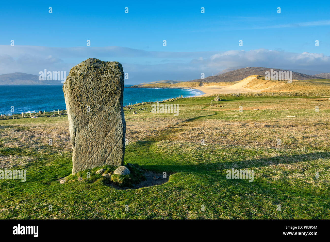 Il Clach Steineagaidh pietra permanente e la Tràigh Mhòr beach, vicino Sgarista, Sud Harris, Western Isles, Scotland, Regno Unito Foto Stock