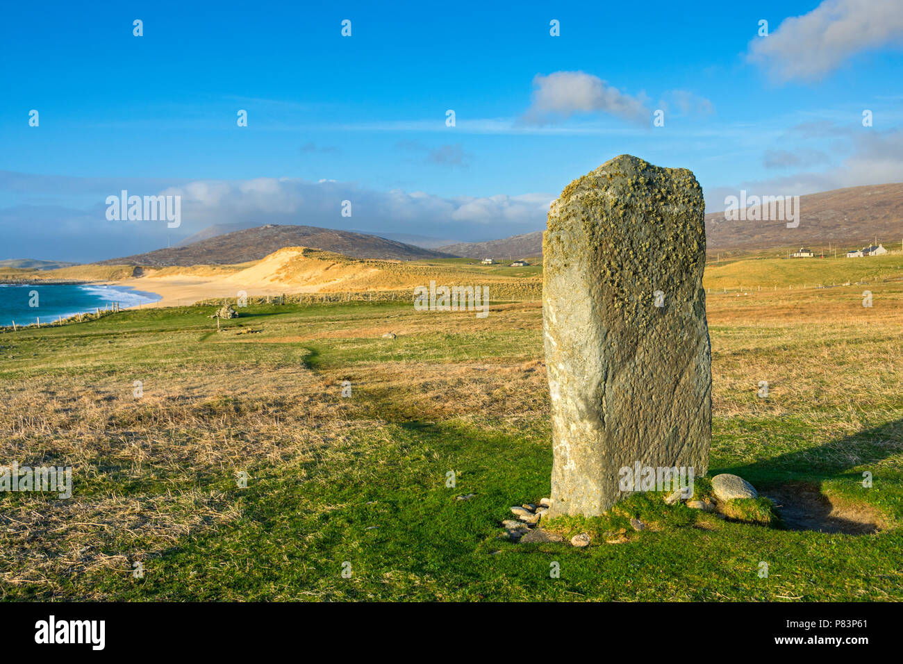 Il Clach Steineagaidh pietra permanente e la Tràigh Mhòr beach, vicino Sgarista, Sud Harris, Western Isles, Scotland, Regno Unito Foto Stock