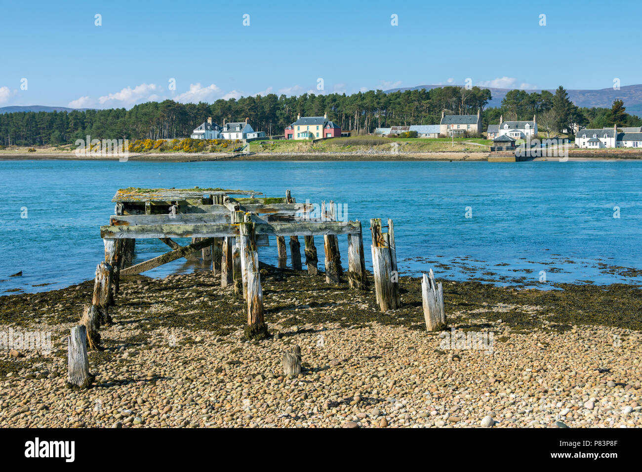 I resti di un pontile in legno con Littleferry sopra Loch Fleet, vicino Embo, Sutherland, Scotland, Regno Unito Foto Stock