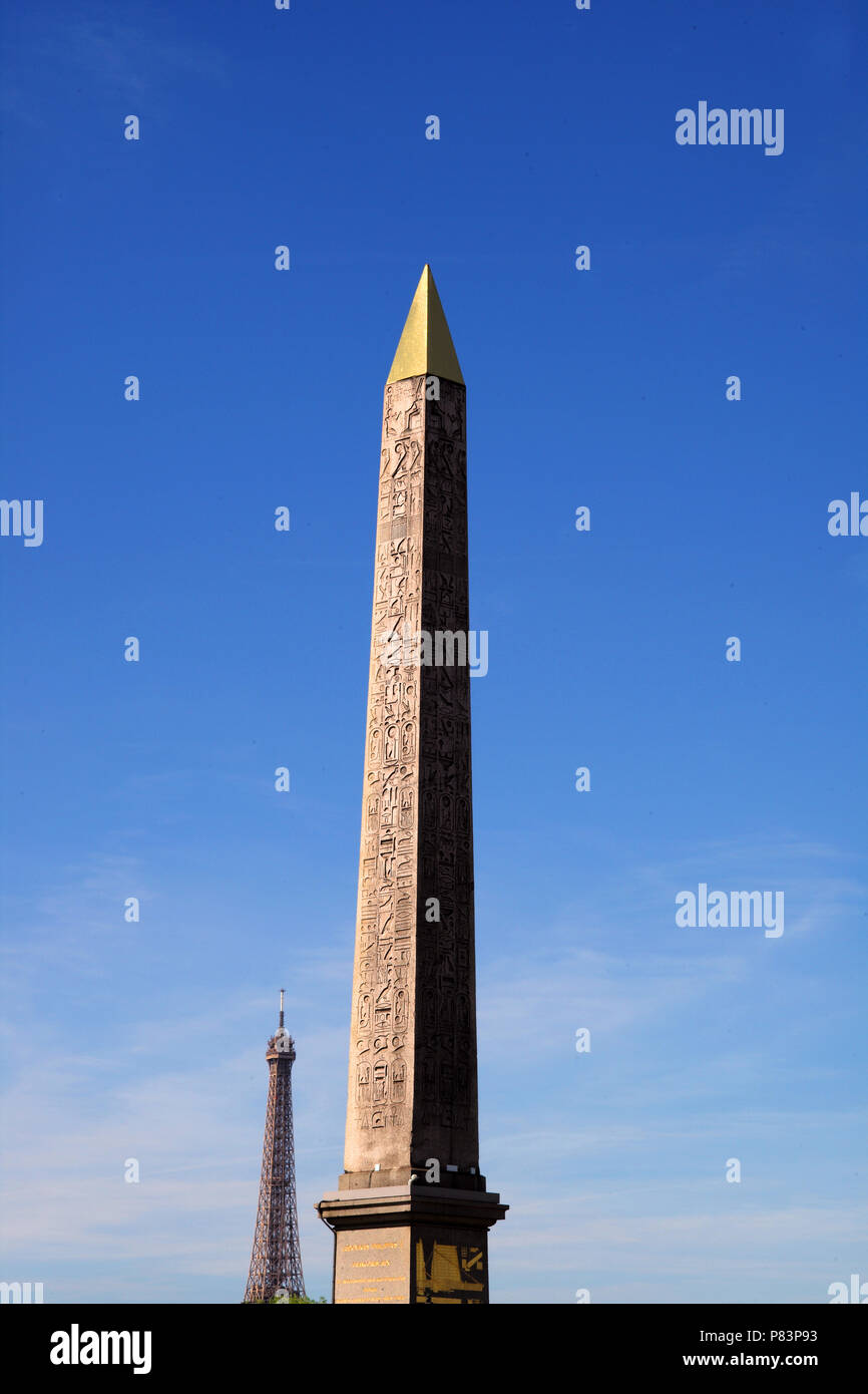 Obelisco Egiziano di fronte alla Torre Eiffel, Parigi, Francia, Europa Foto Stock
