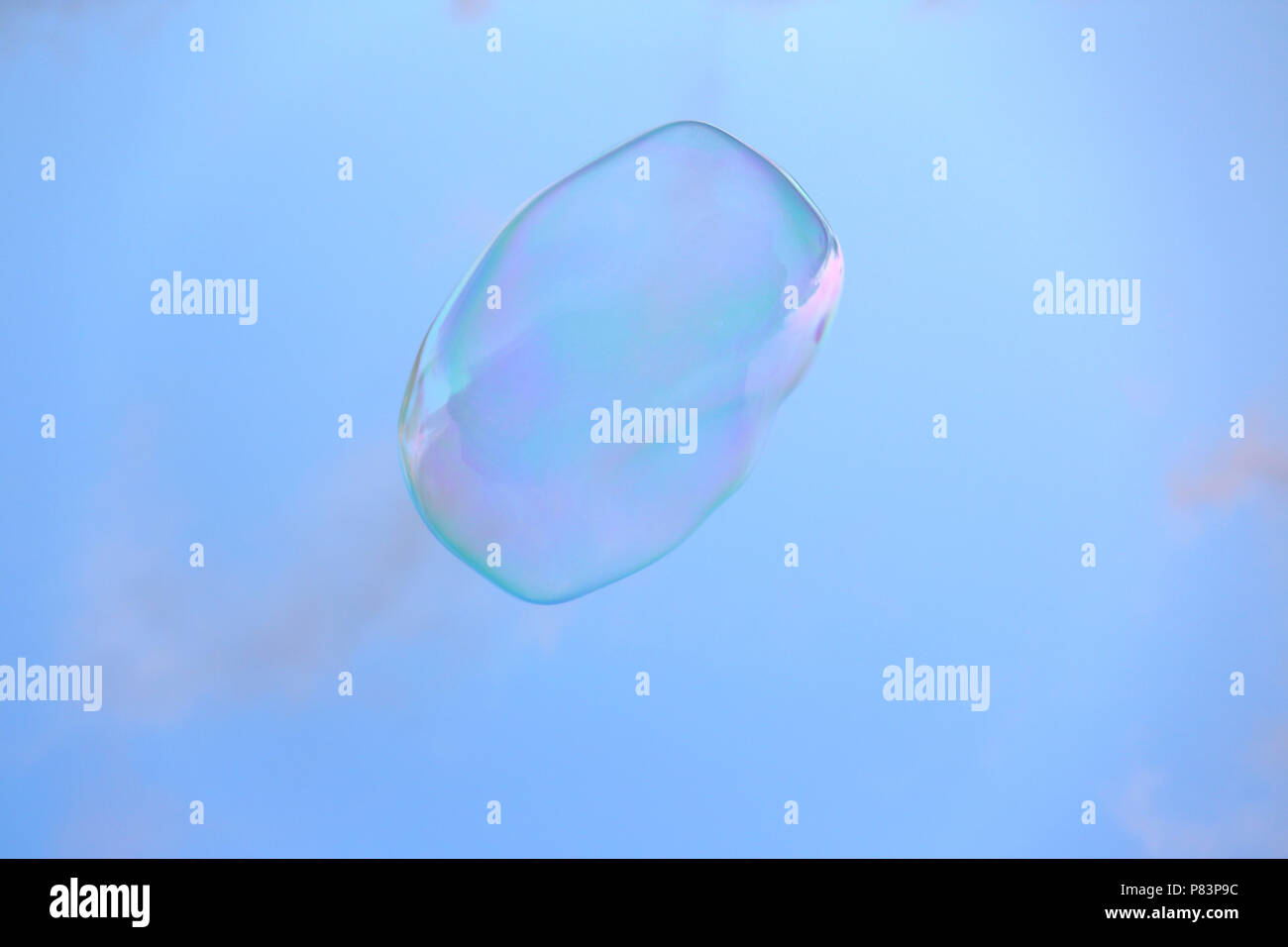 Di forma rettangolare bolla galleggiante contro il cielo blu chiaro Foto Stock