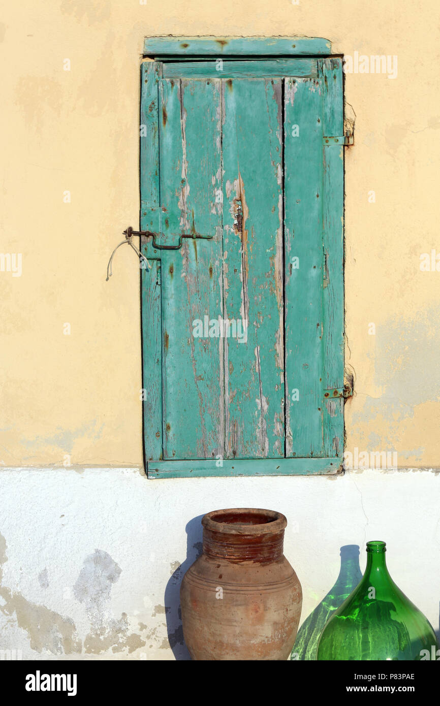 Weathered verde otturatore in legno sulla parete esterna dell'edificio, Isola di Salina, Sicilia, Italia, Europa Foto Stock