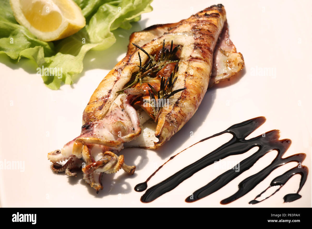 Grigliata di calamari ripieni con dressing e insalata di contorno, Isola d'Elba, Toscana, Italia, Europa Foto Stock