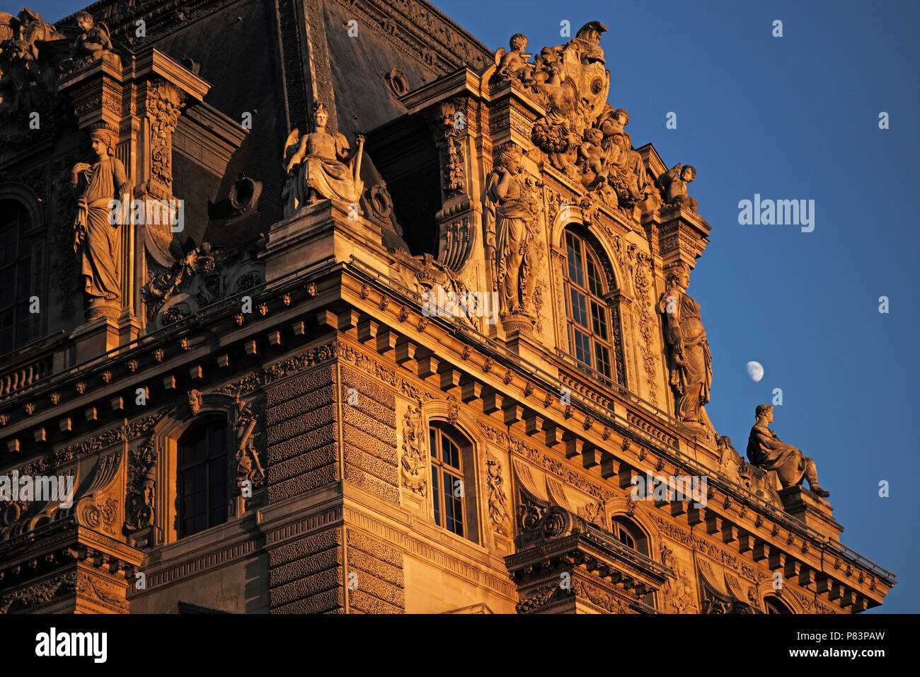 La luce del sole illuminando esterno del Louvre, Parigi, Francia, Europa Foto Stock