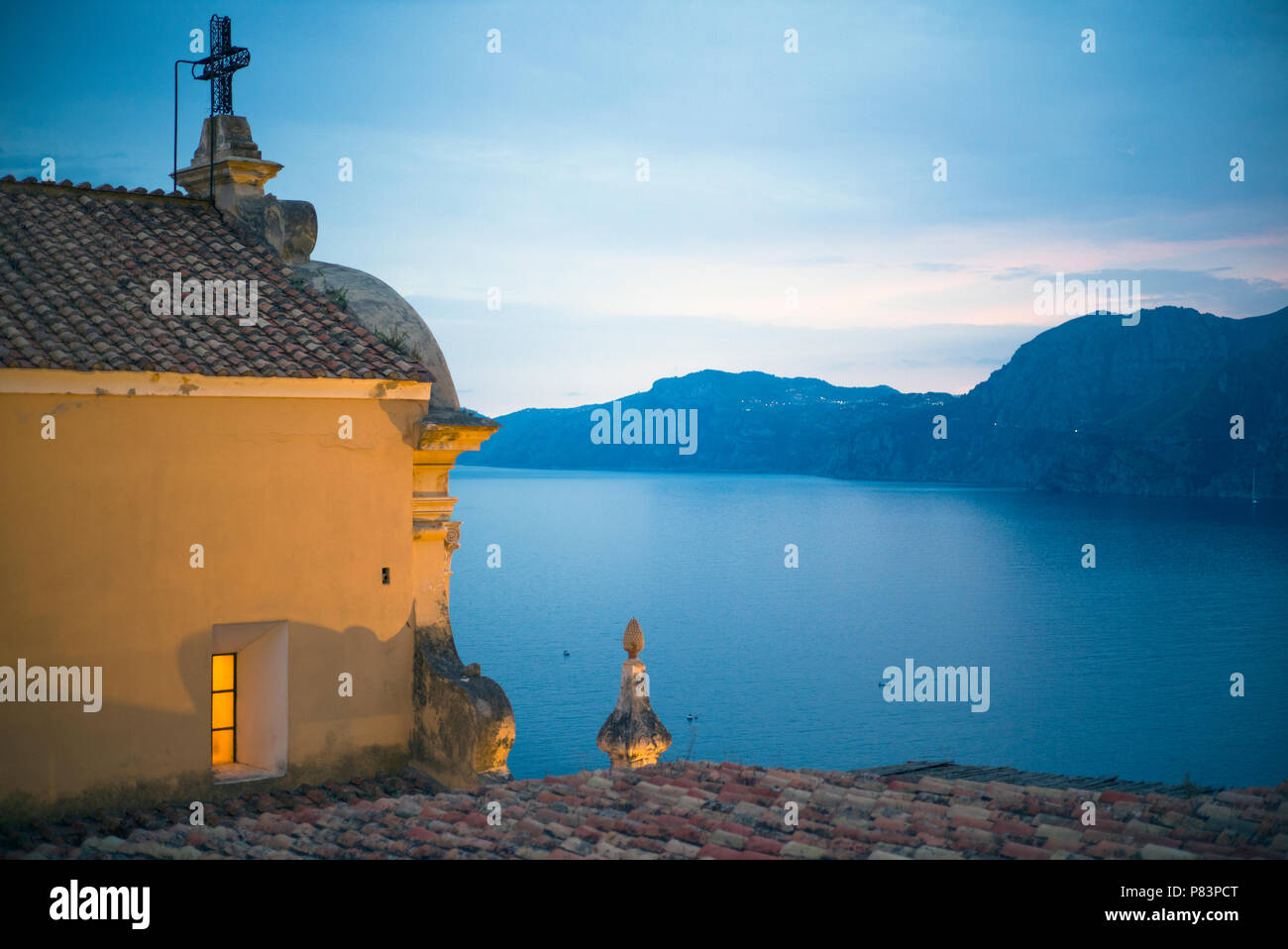 Vista laterale di San Gennaro Chiesa, Praiano, affacciato sulla costiera Amalfitana, Italia, Europa Foto Stock