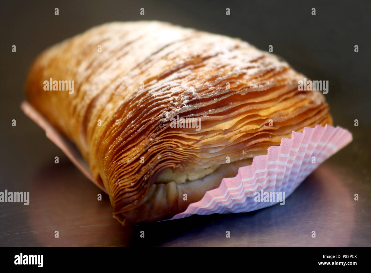 Tutto il pane appena sfornato Sfogliatelle pasticceria in caso di carta Foto Stock