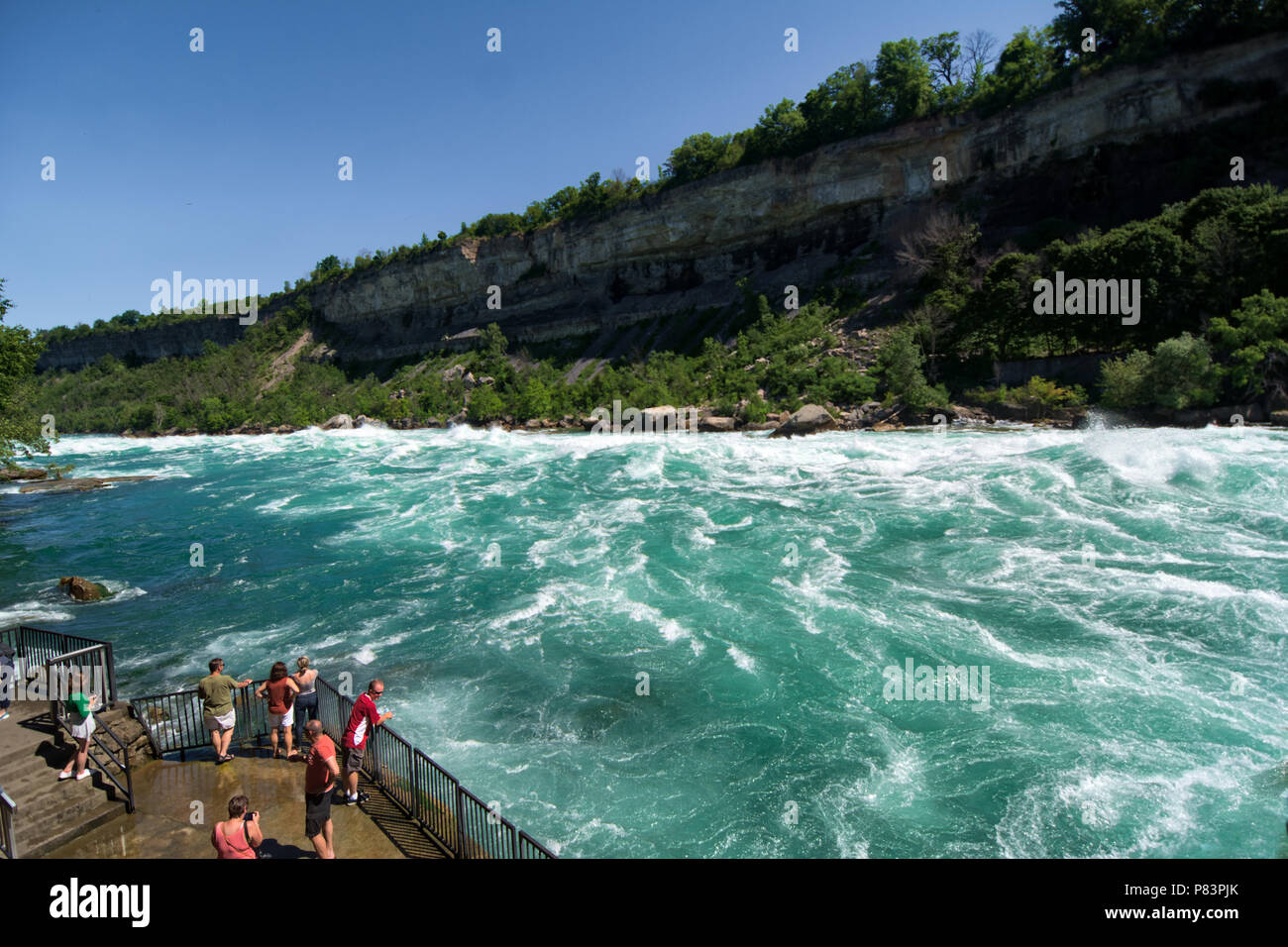 Il fiume Niagara della classe 6 bianco-water rapids come si vede dalla Camminata Bianca dell'acqua attrazione nella gola del Niagara in Niagara Falls, Ontario, Canada Foto Stock